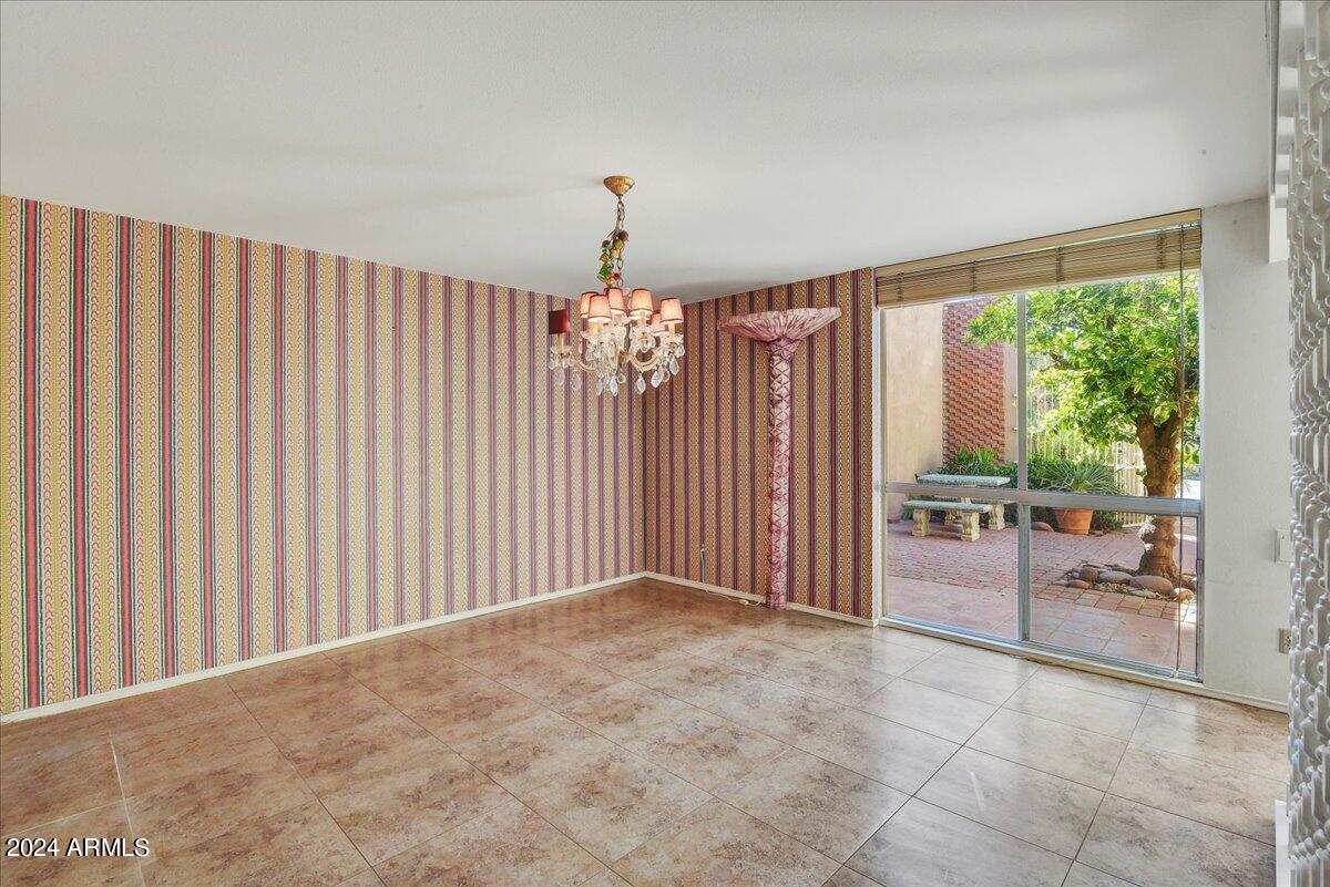 8706 E DEVONSHIRE Avenue