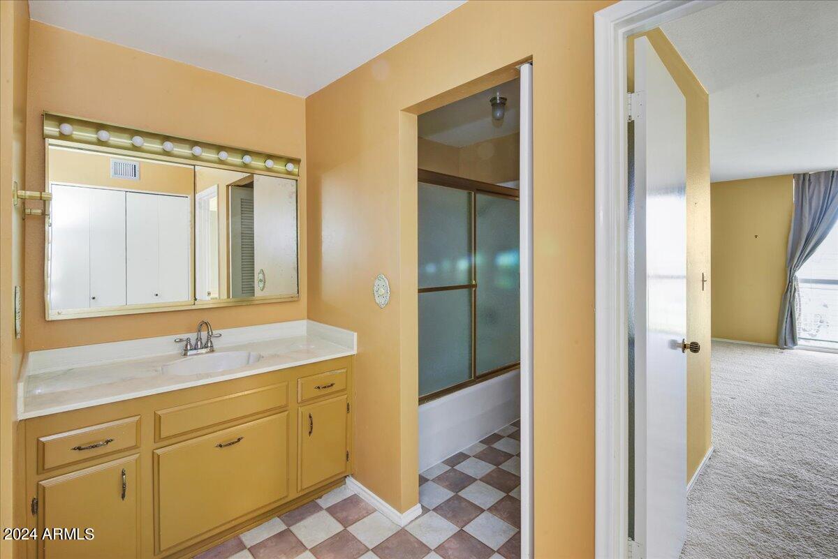 8706 E DEVONSHIRE Avenue