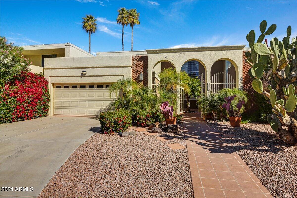 8706 E DEVONSHIRE Avenue