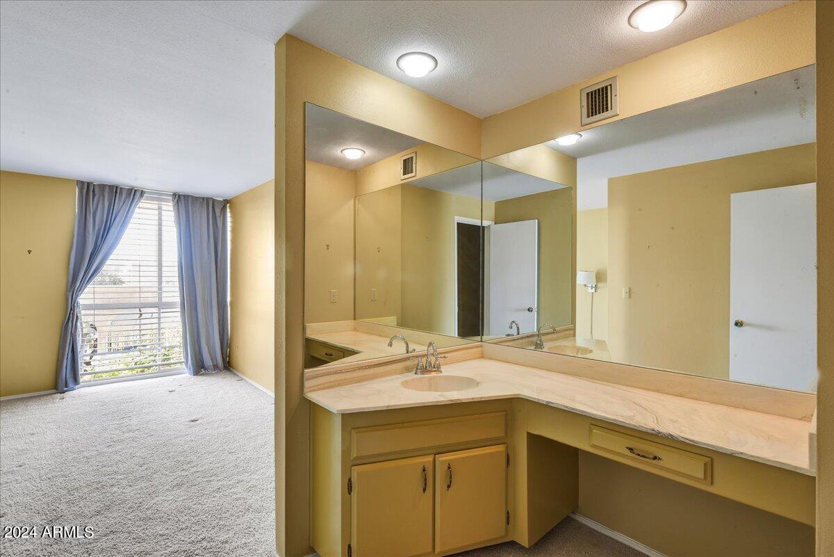 8706 E DEVONSHIRE Avenue