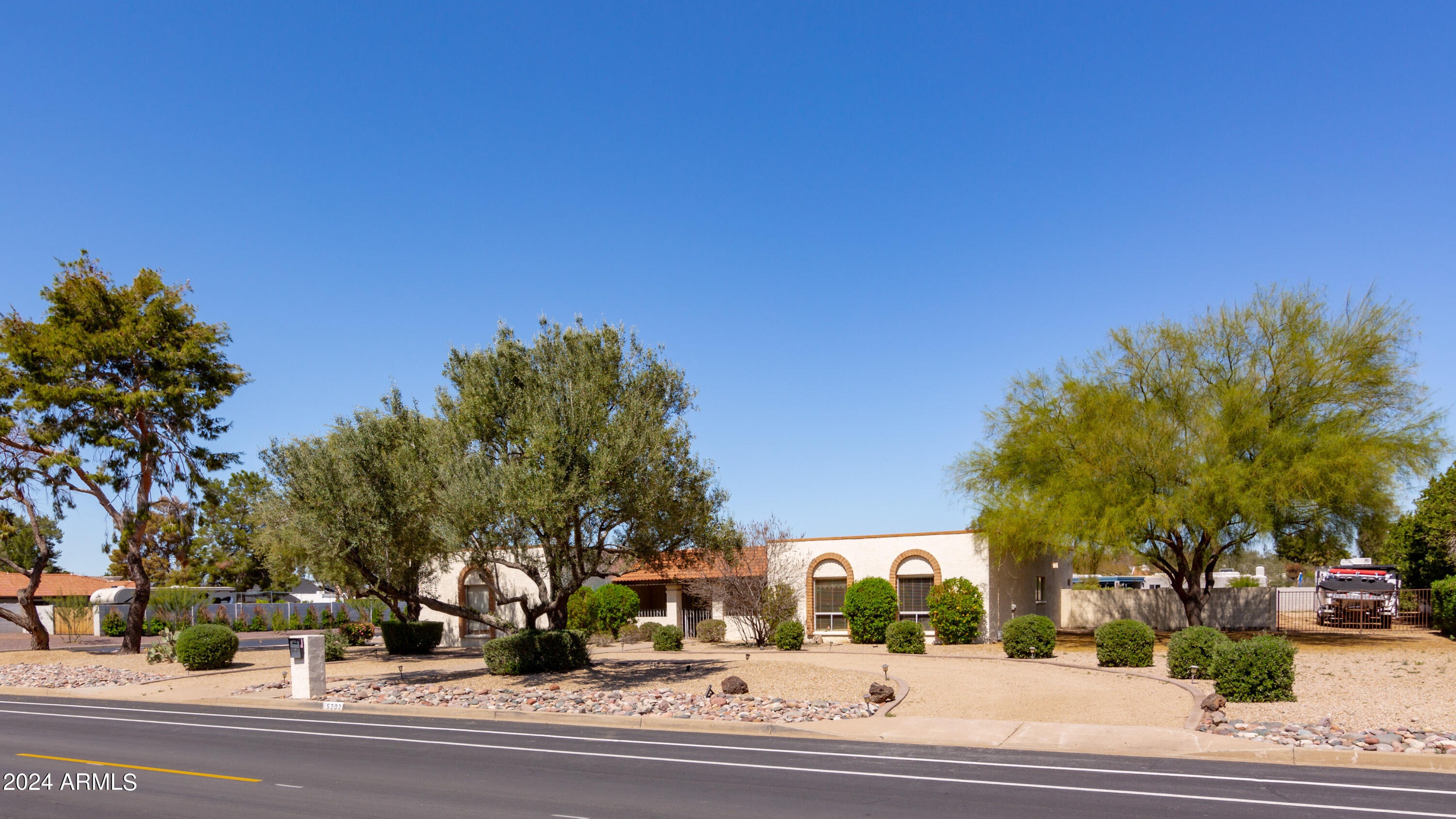 5202 E CHOLLA Street