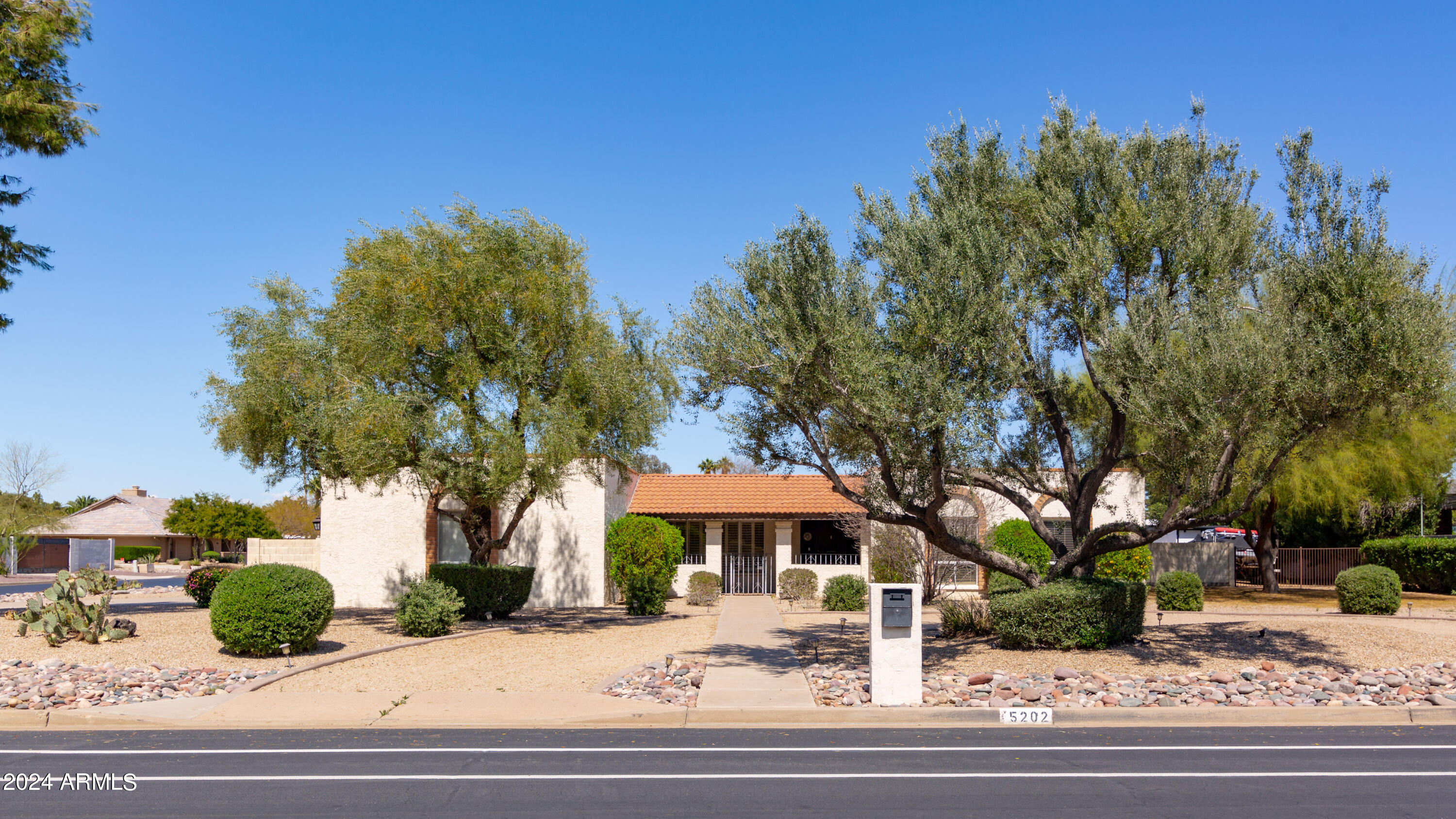 5202 E CHOLLA Street