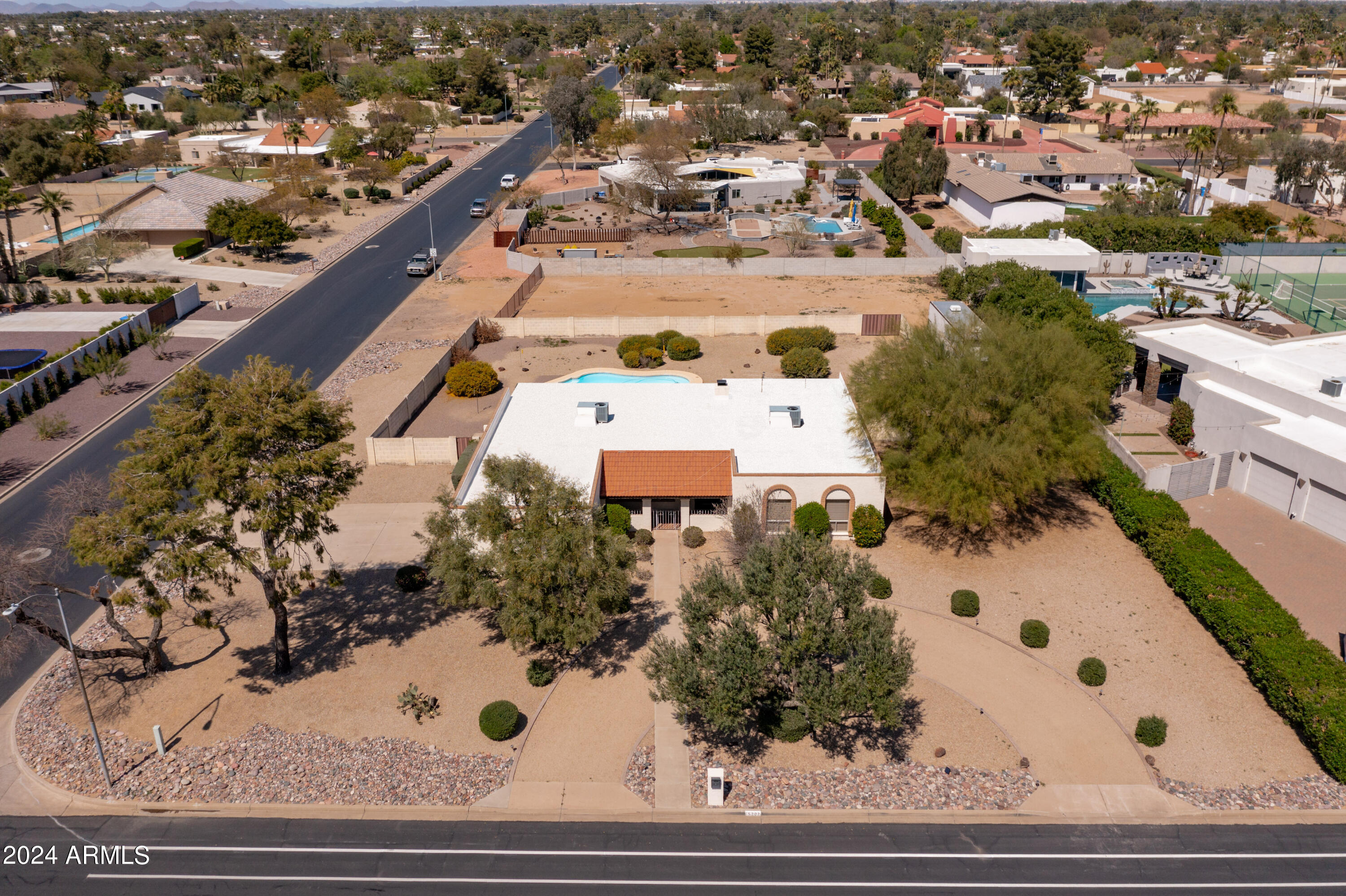 5202 E CHOLLA Street