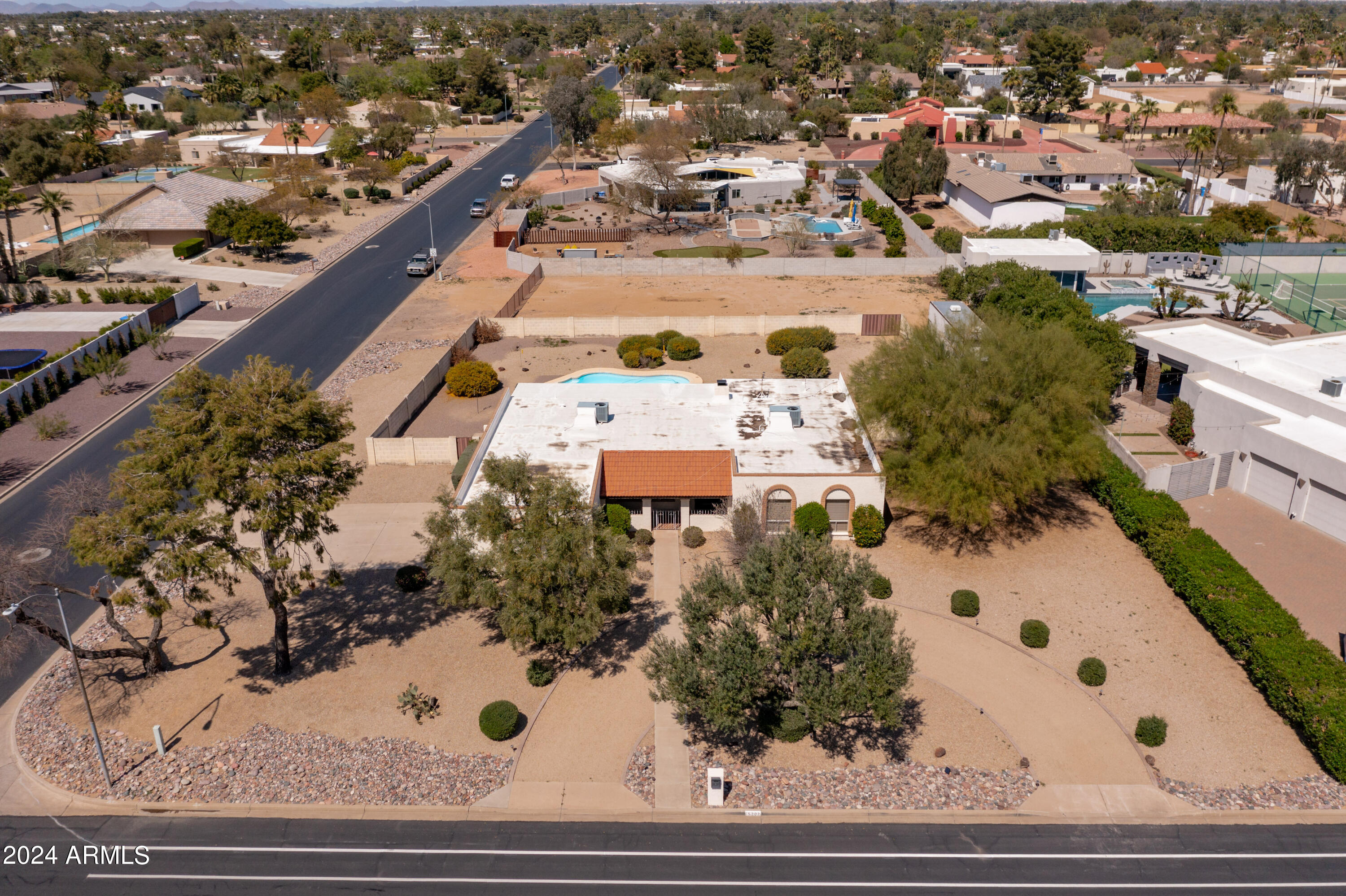5202 E CHOLLA Street