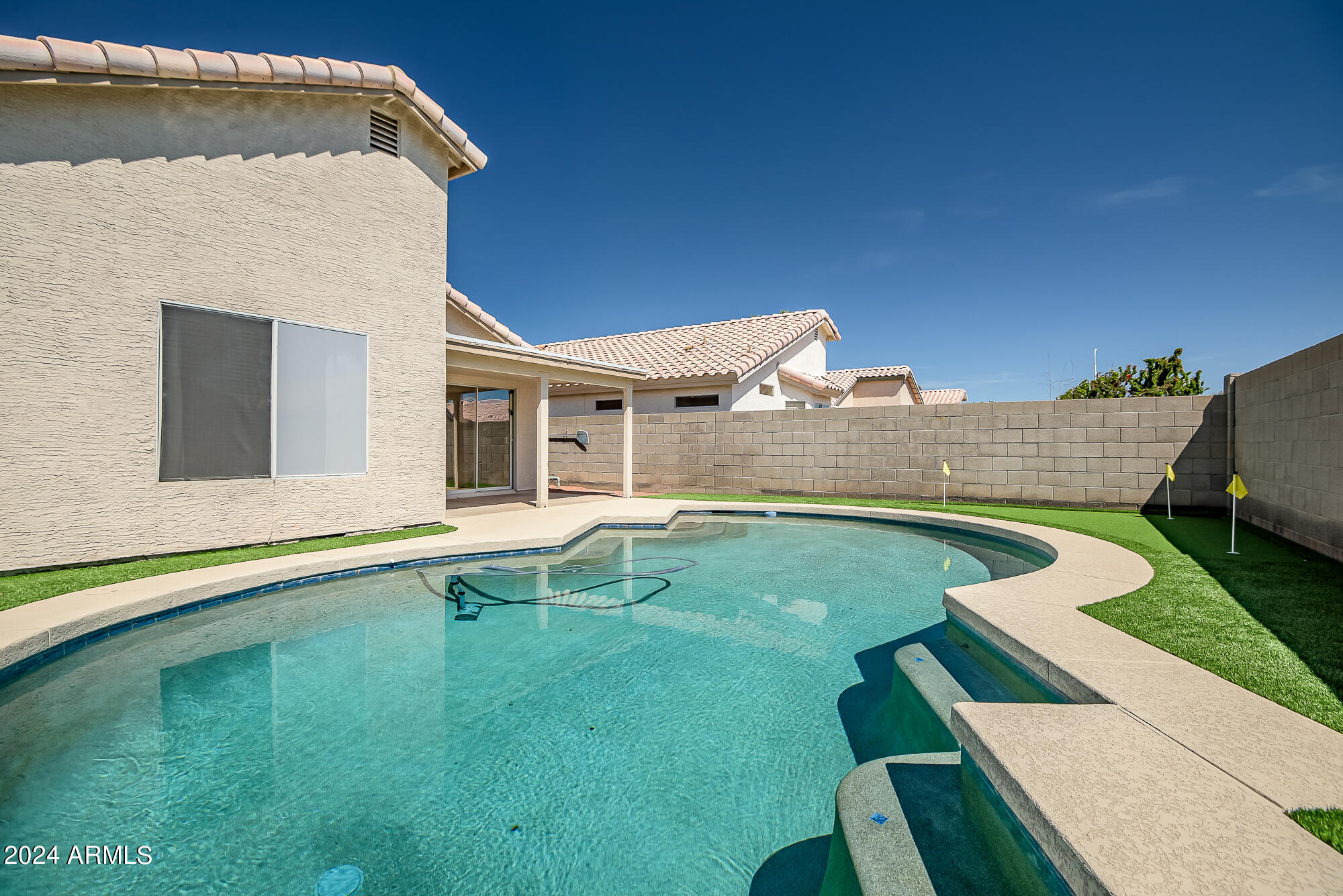 653 W GREENTREE Drive