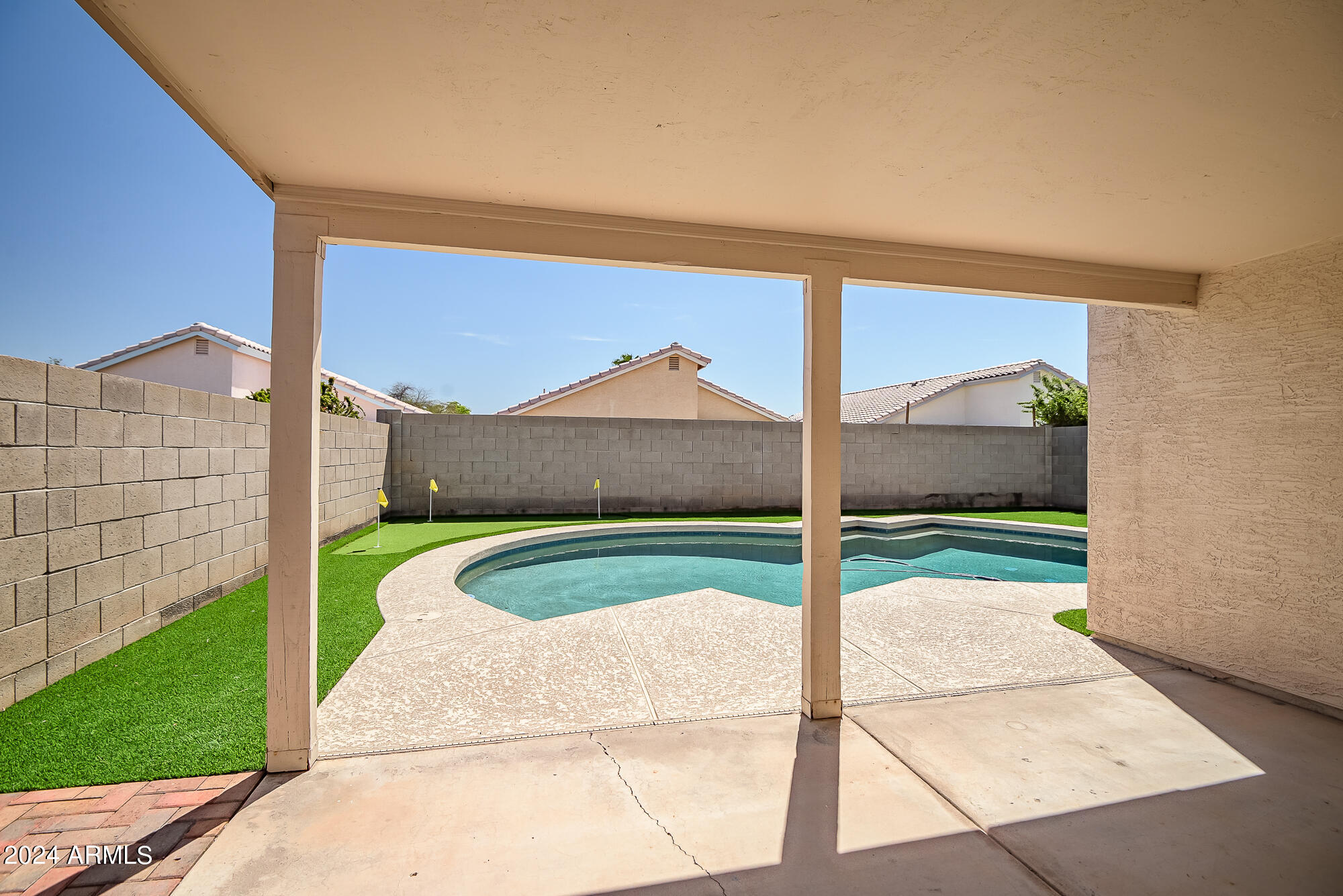 653 W GREENTREE Drive