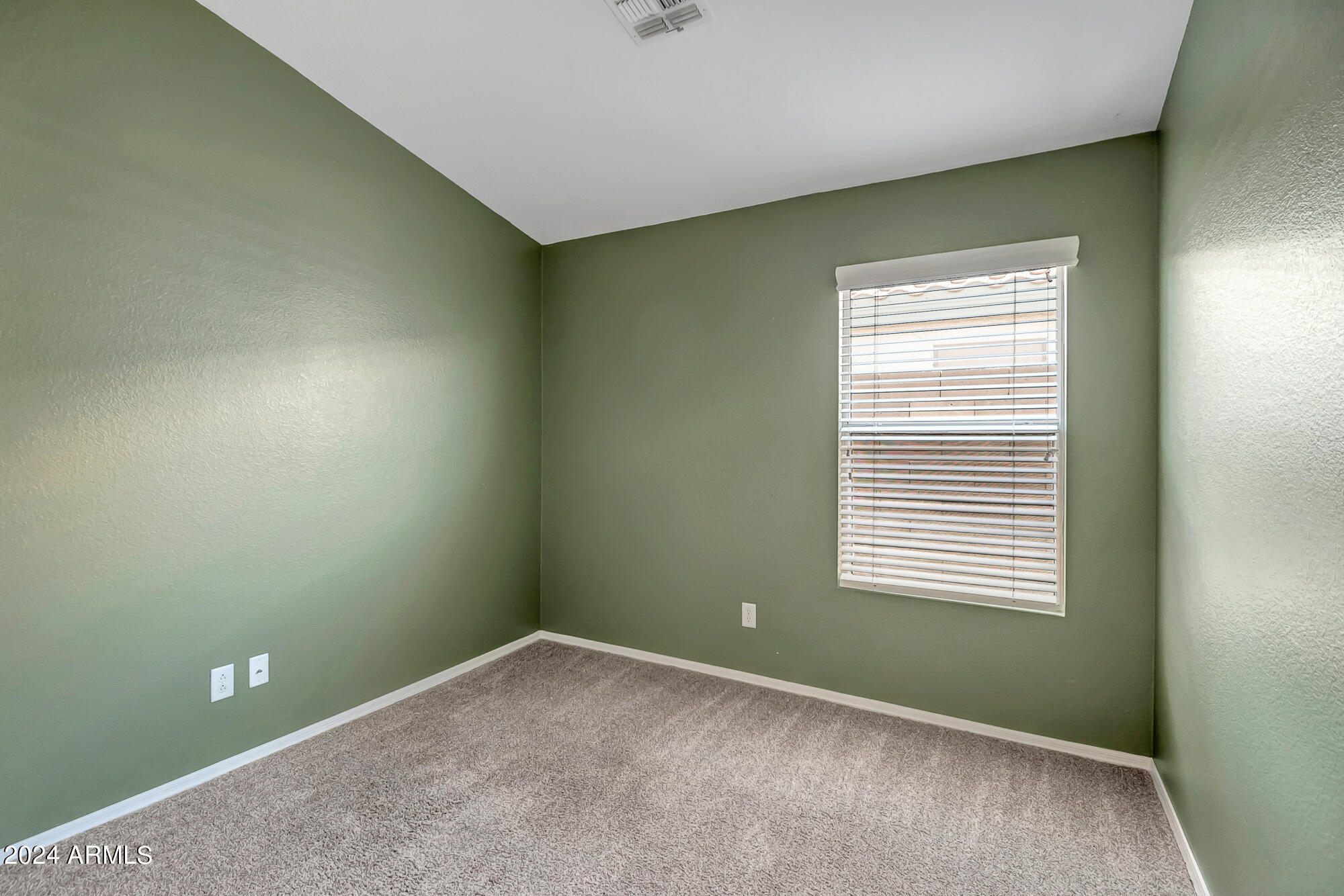 653 W GREENTREE Drive
