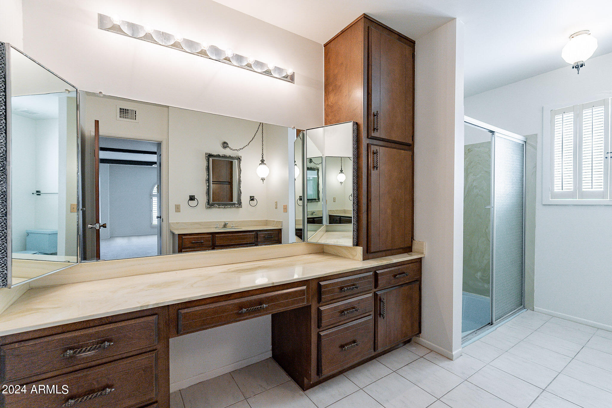 2 E CANTERBURY Court