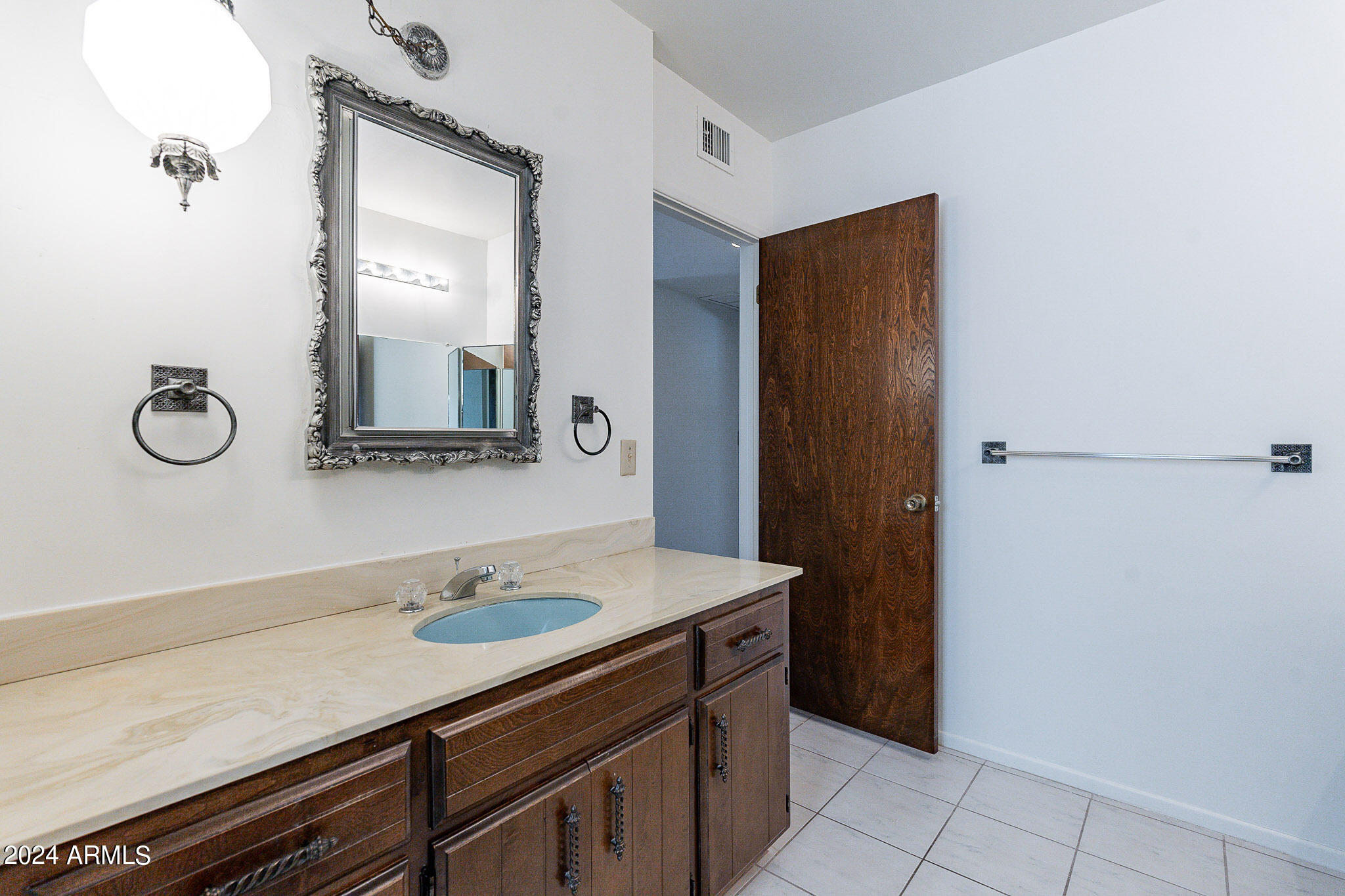 2 E CANTERBURY Court