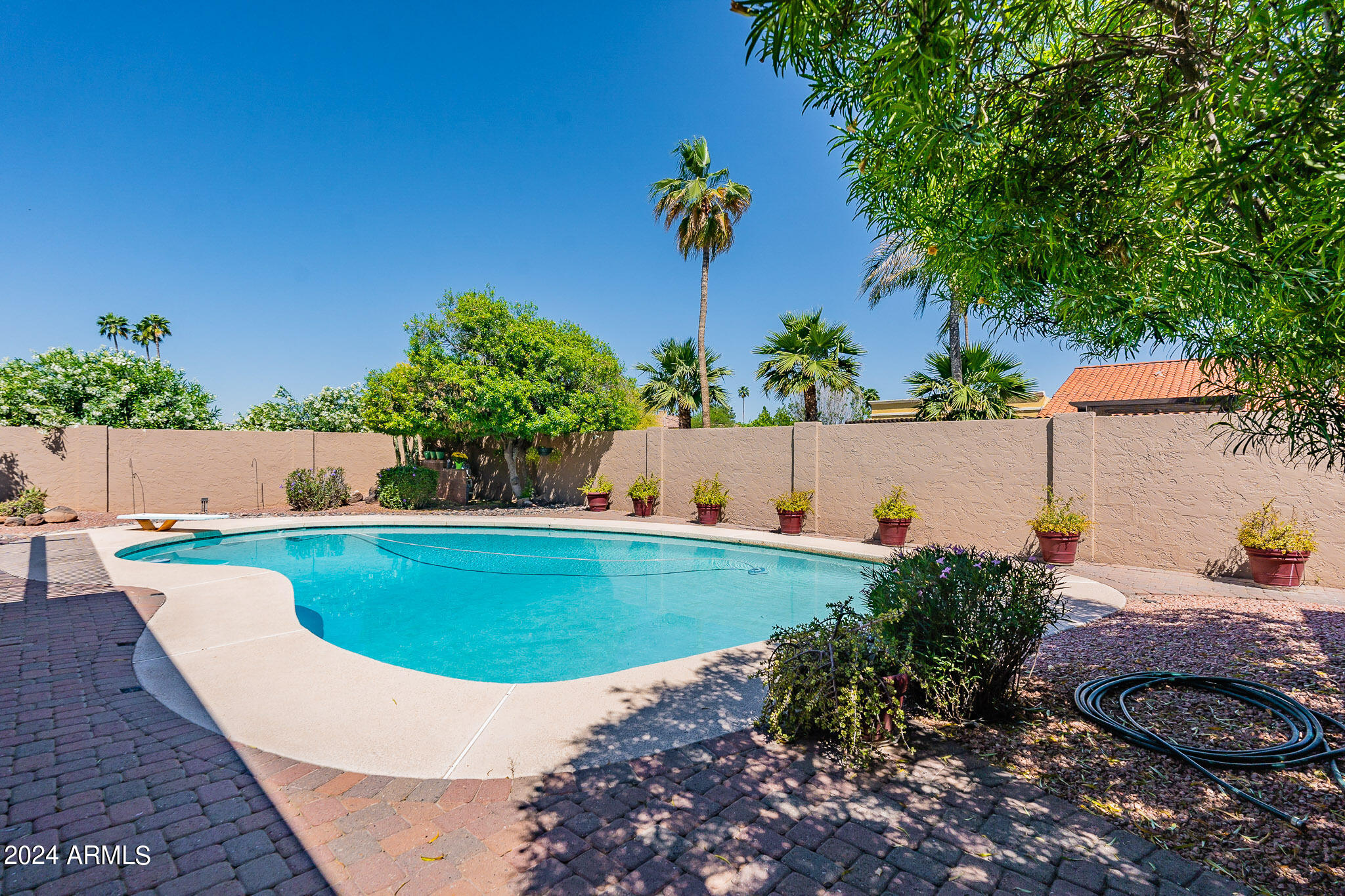 2 E CANTERBURY Court