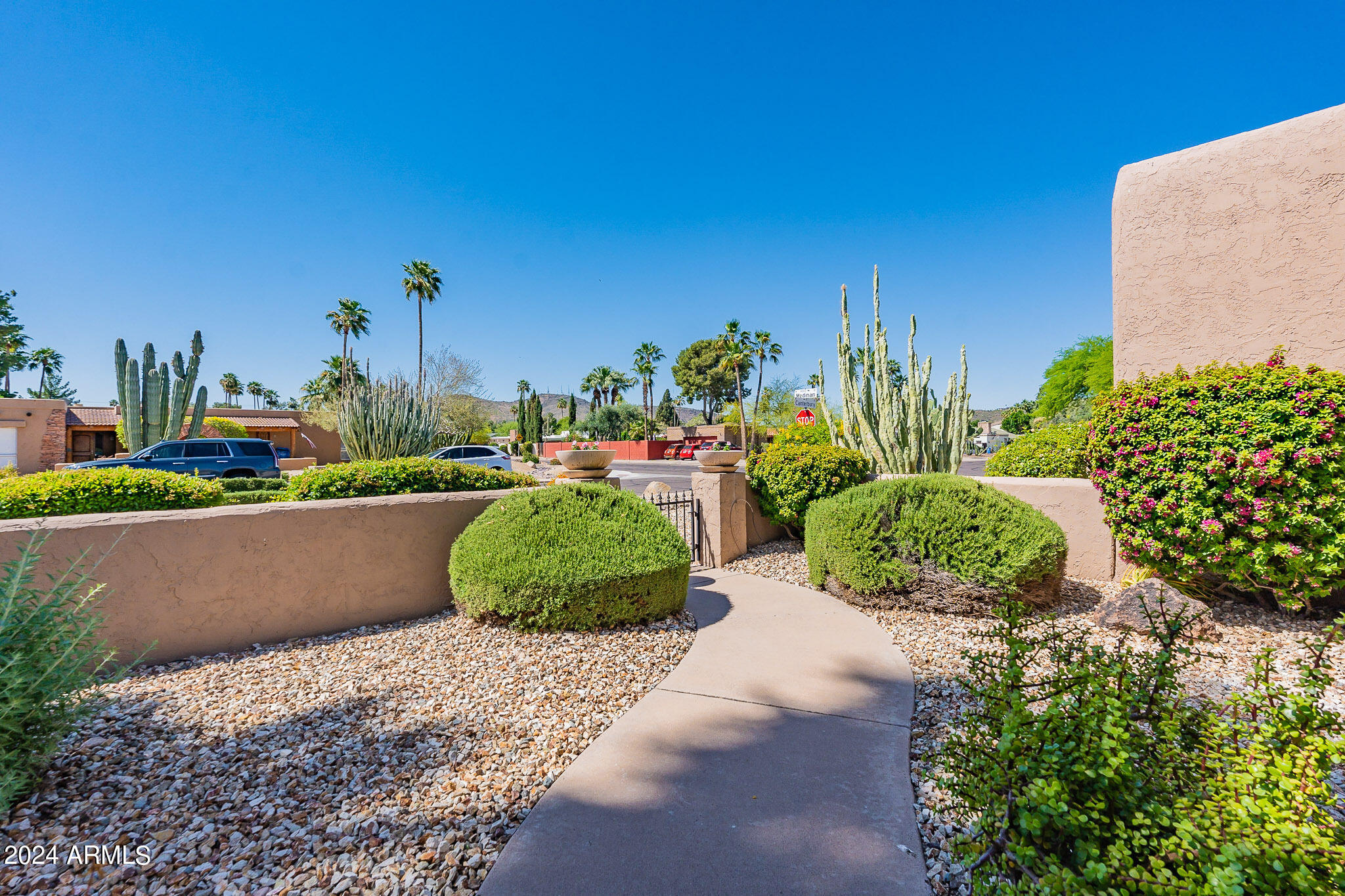 2 E CANTERBURY Court