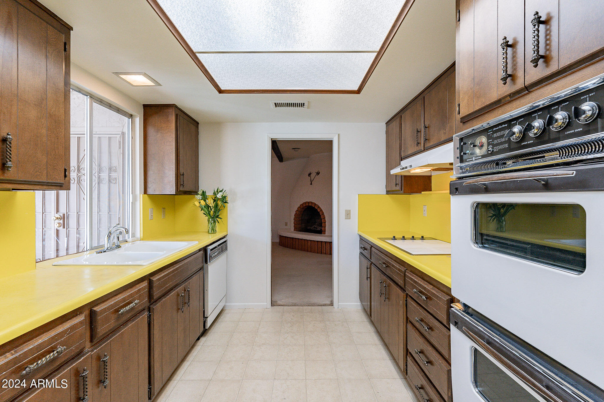 2 E CANTERBURY Court