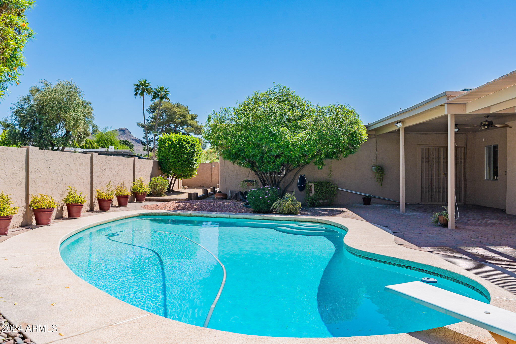 2 E CANTERBURY Court