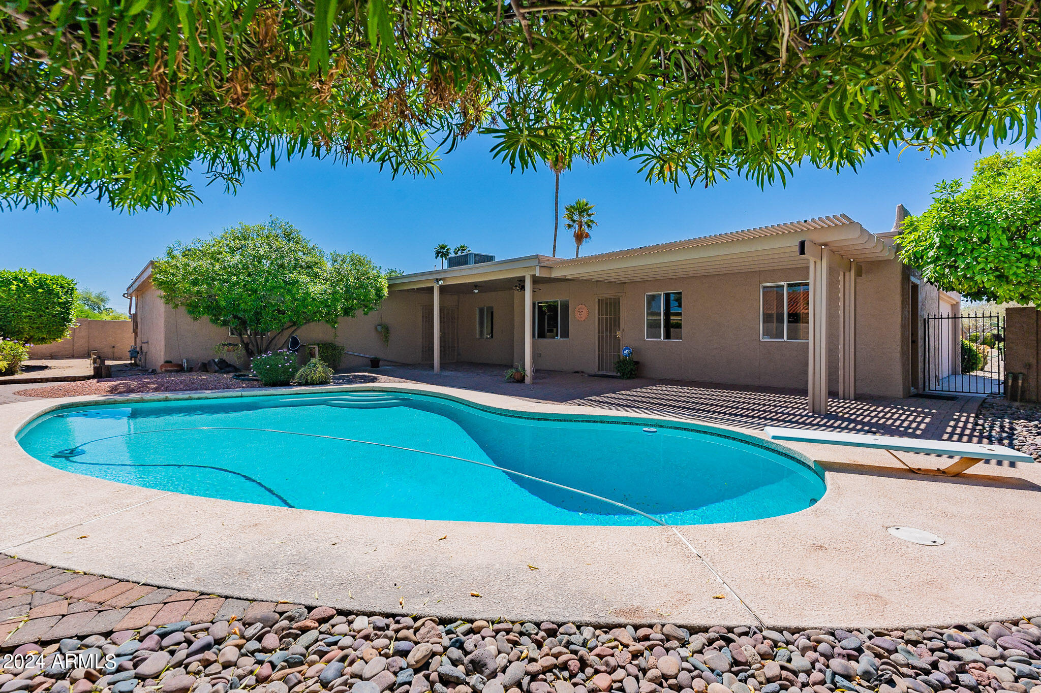 2 E CANTERBURY Court