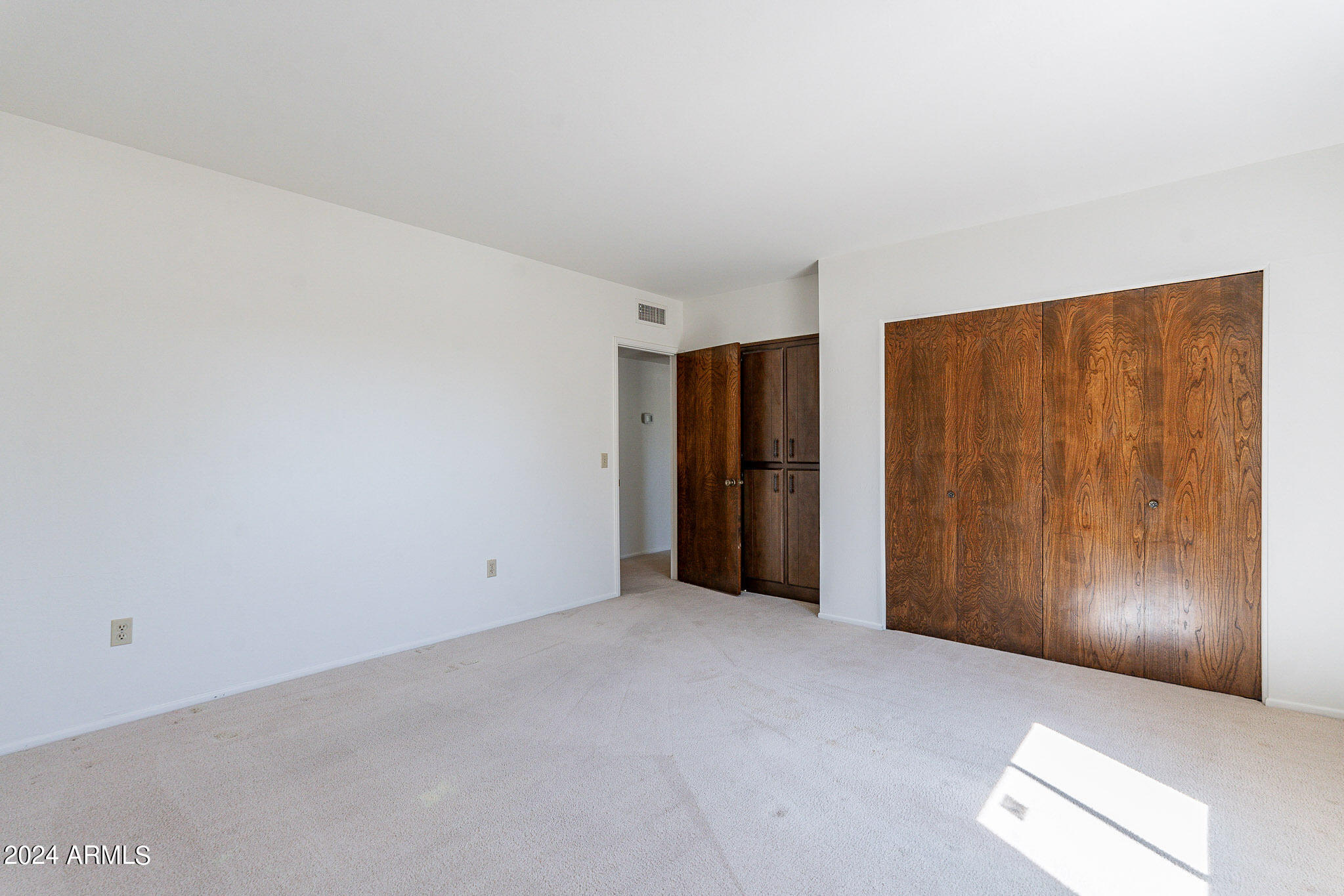 2 E CANTERBURY Court