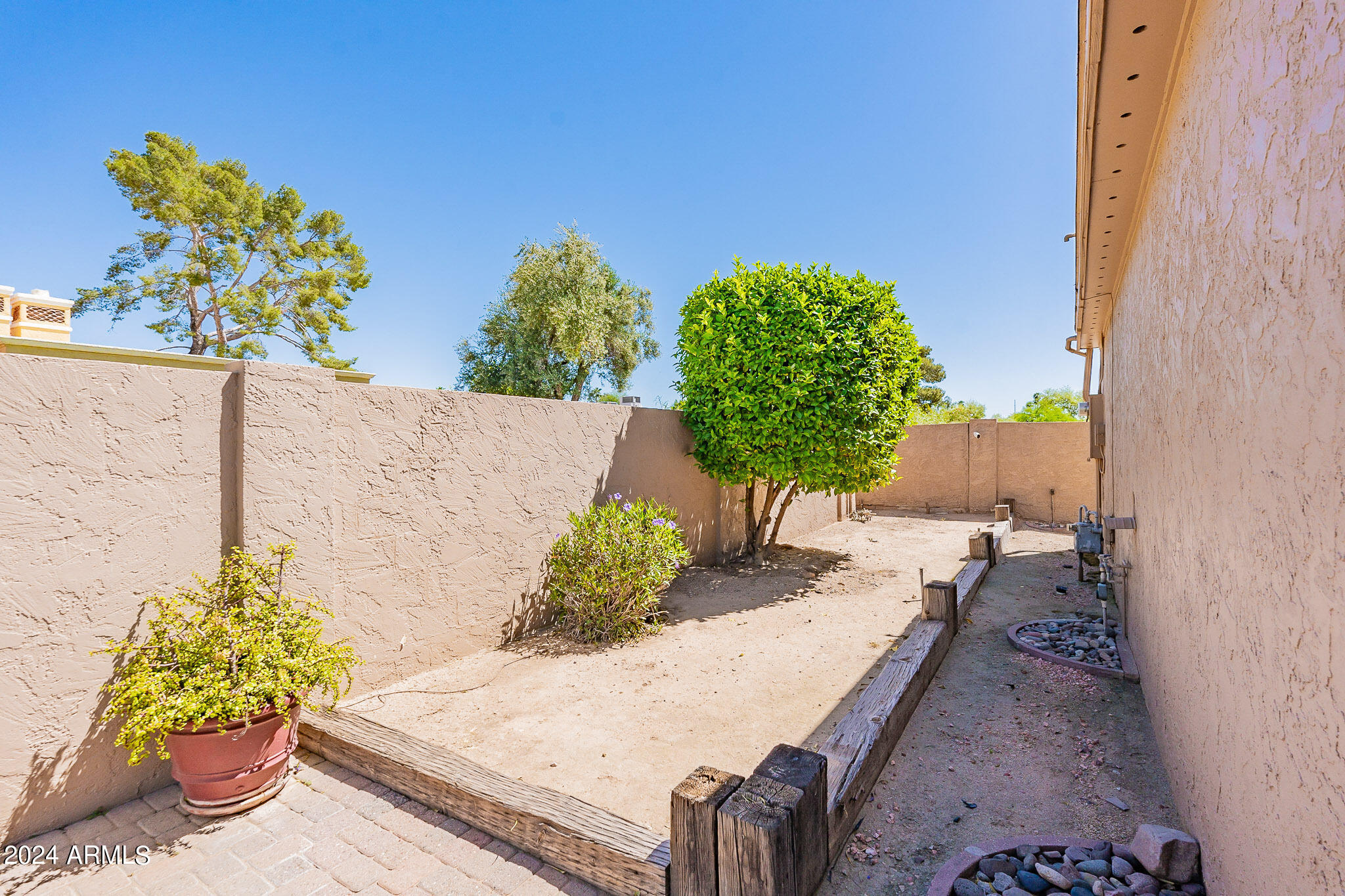 2 E CANTERBURY Court