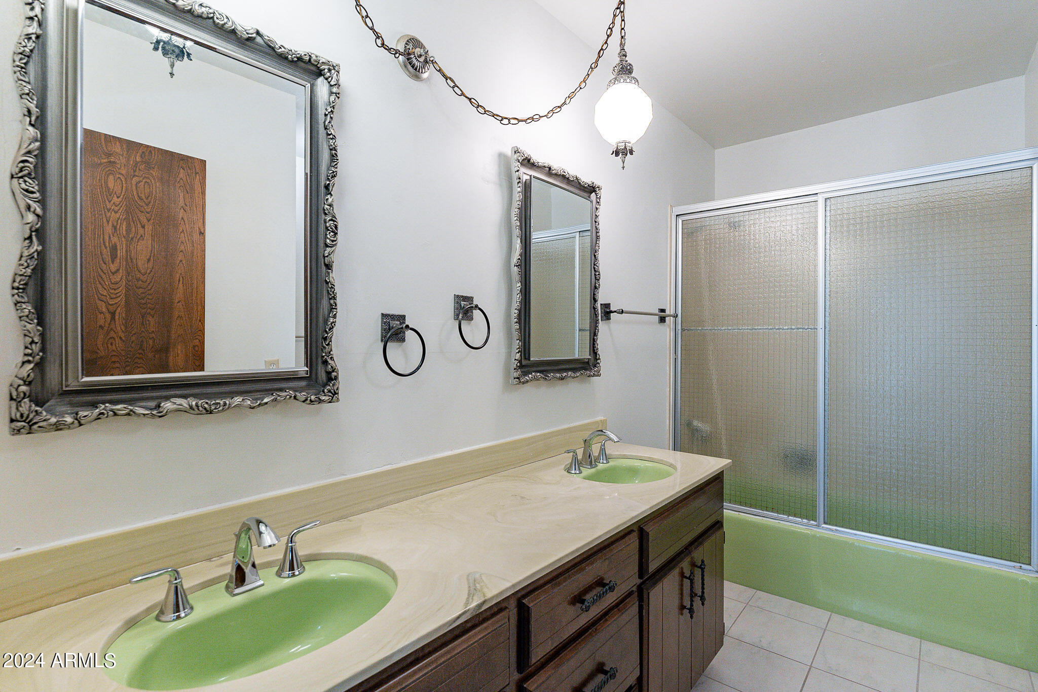 2 E CANTERBURY Court