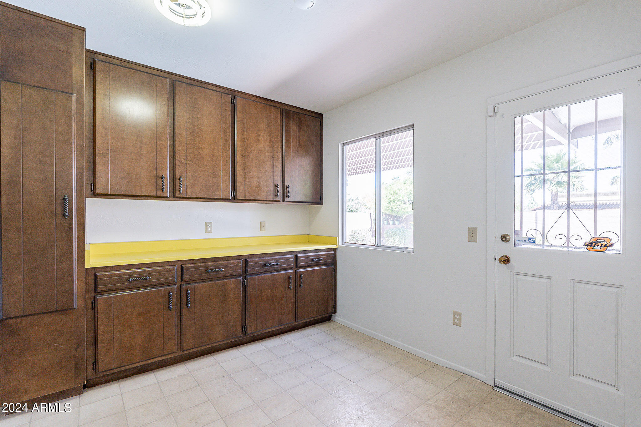 2 E CANTERBURY Court