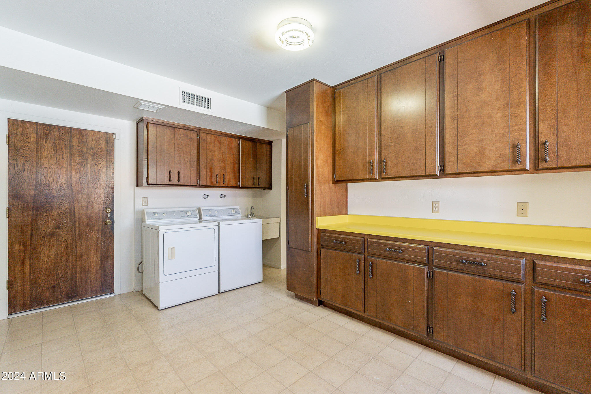 2 E CANTERBURY Court