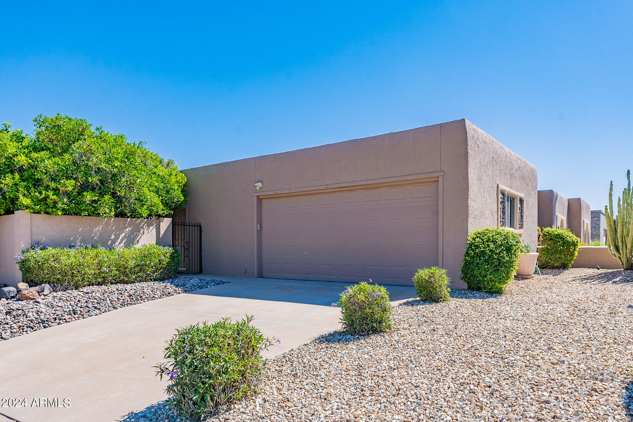 2 E CANTERBURY Court