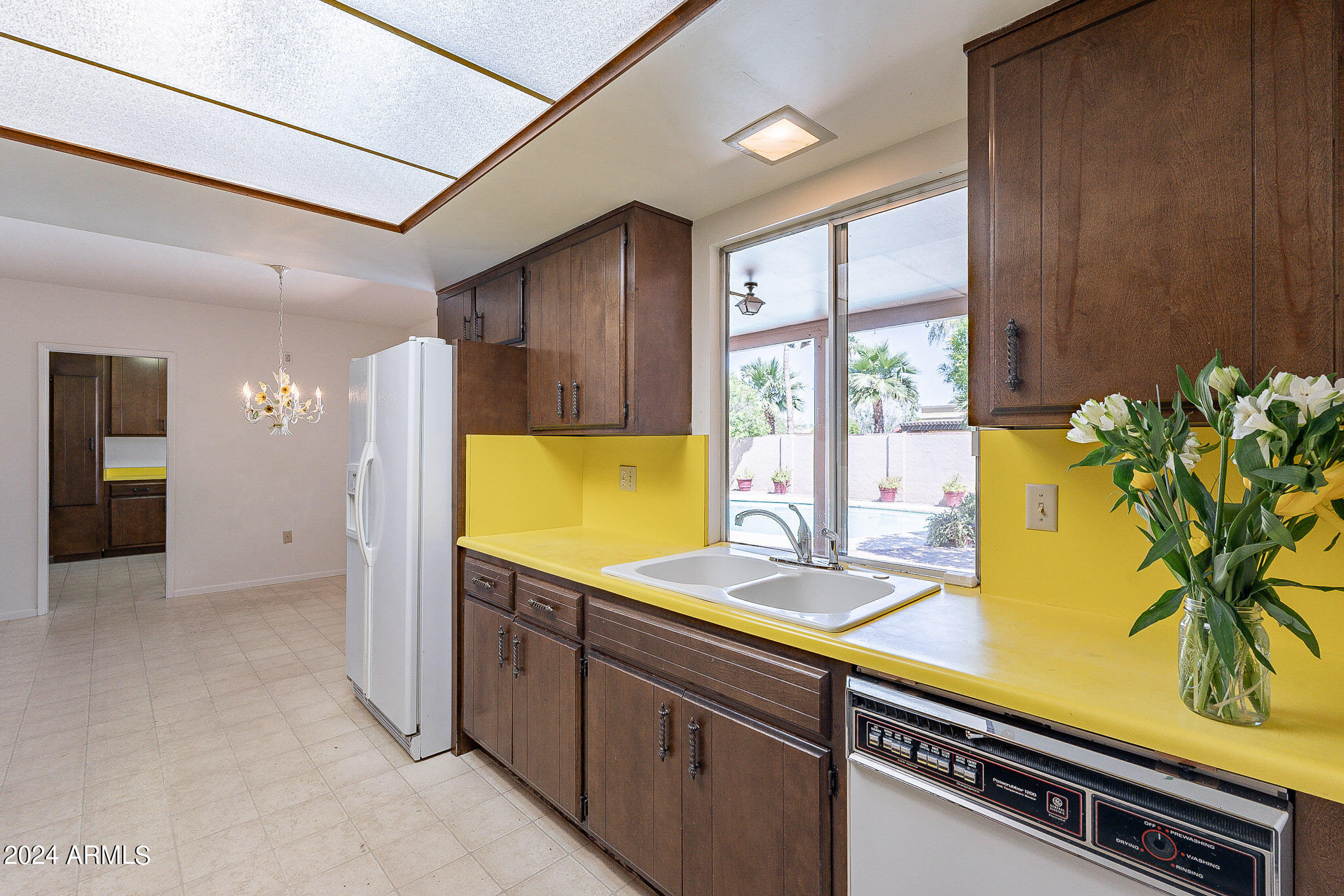 2 E CANTERBURY Court