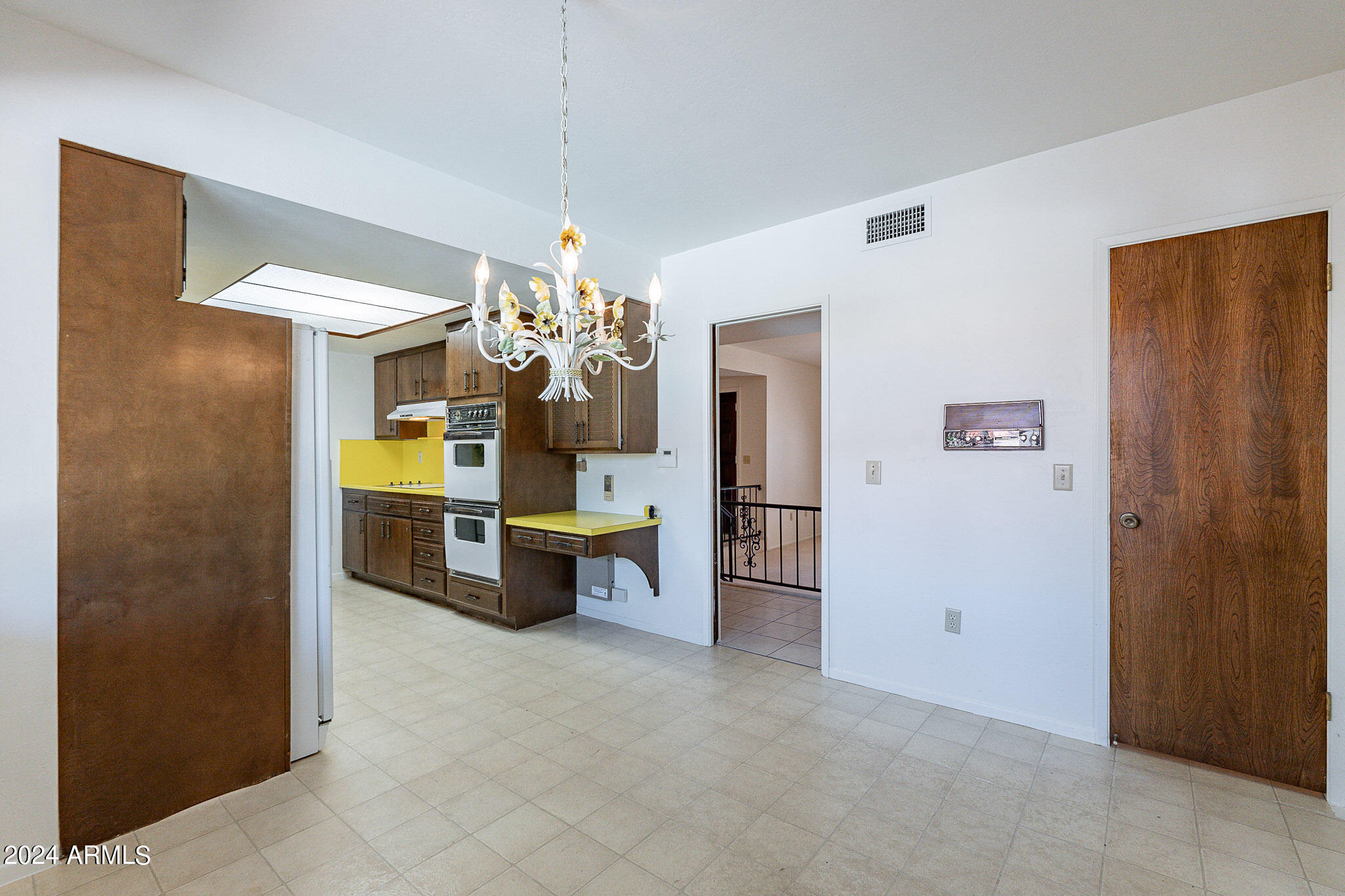 2 E CANTERBURY Court