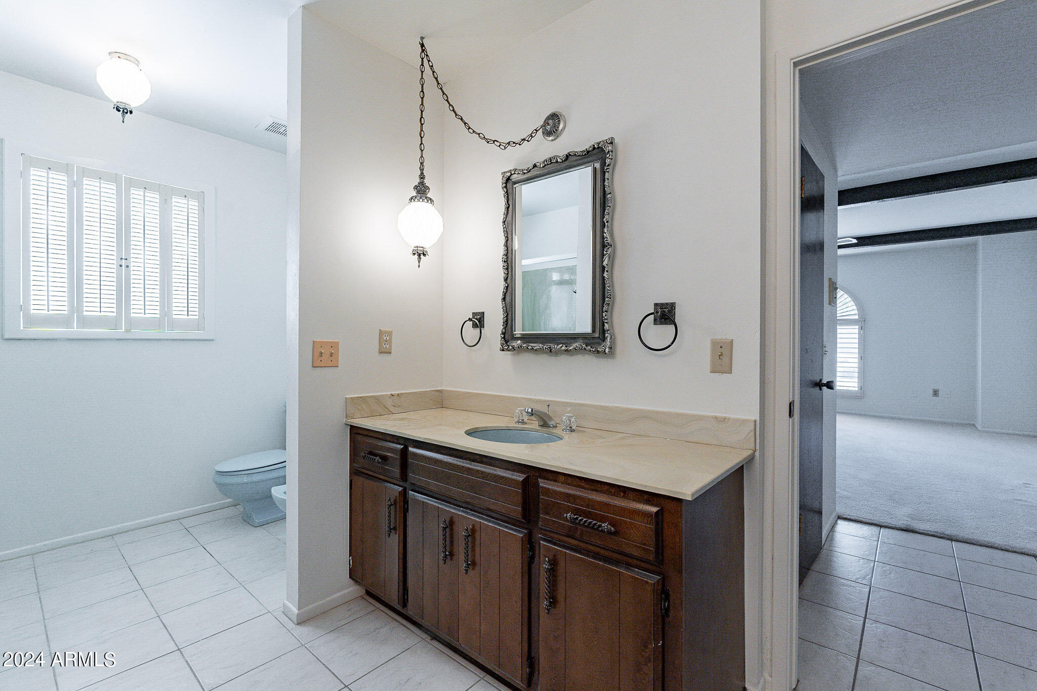 2 E CANTERBURY Court