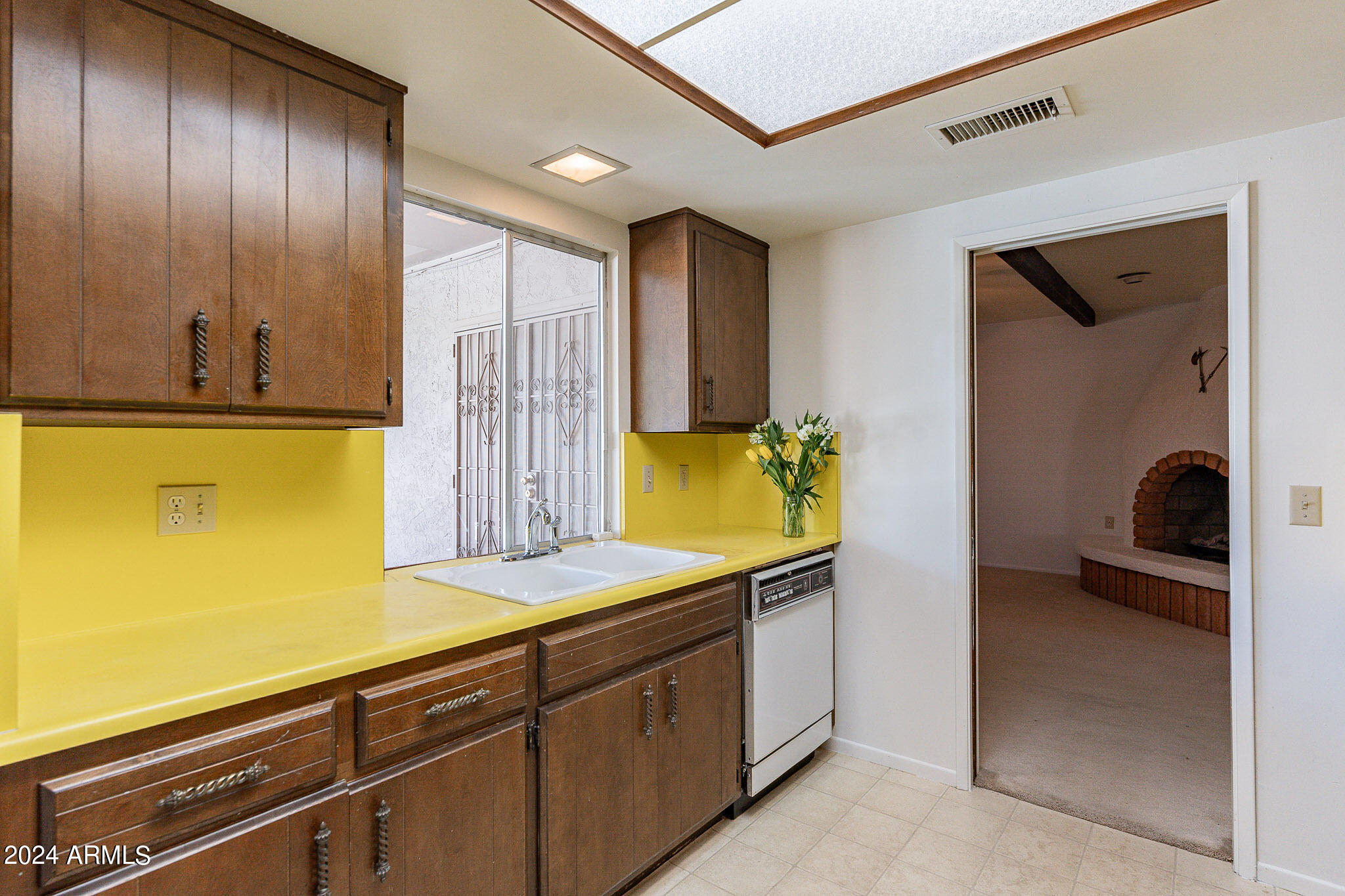 2 E CANTERBURY Court