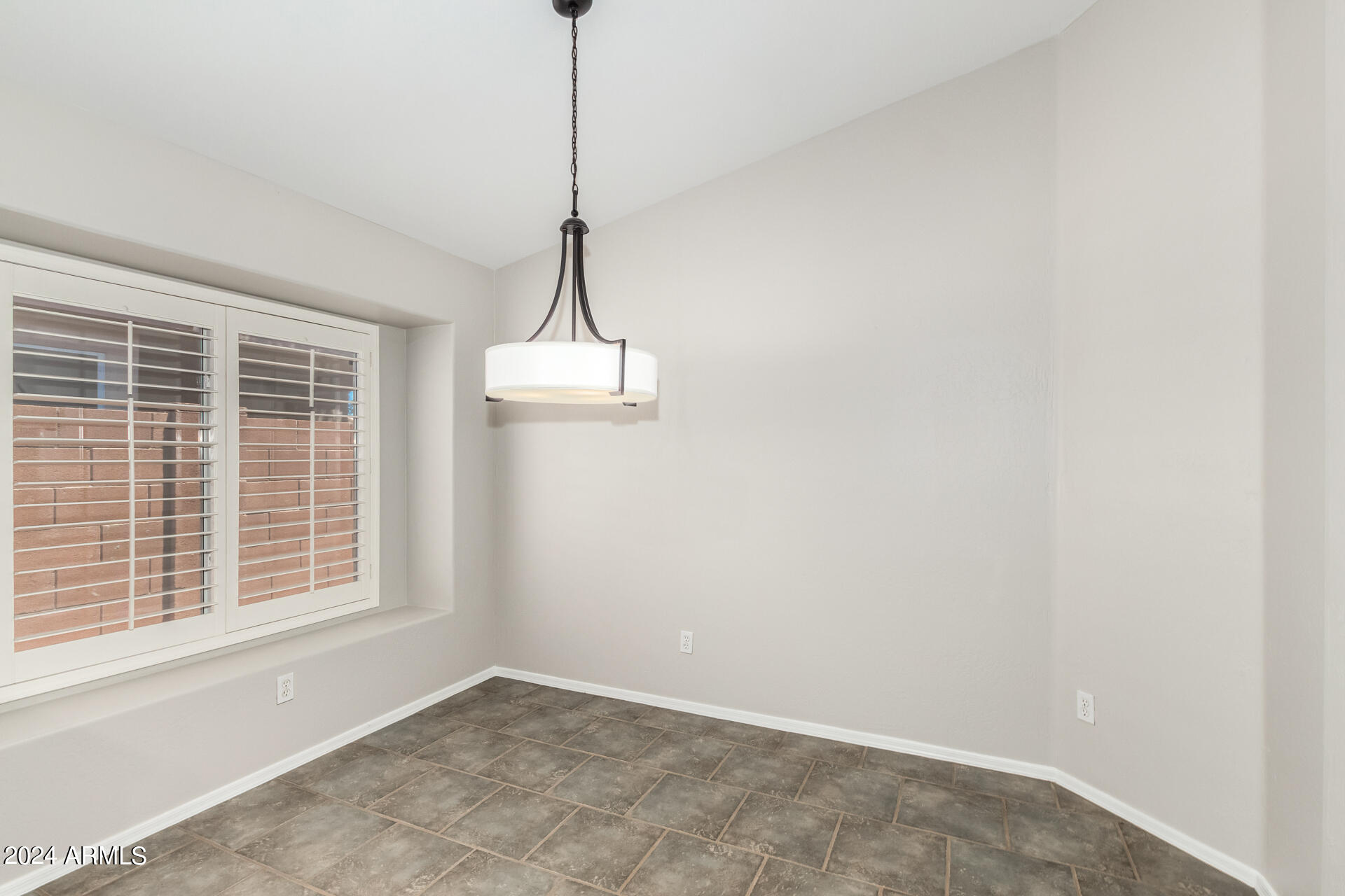 913 E BLACKHAWK Drive