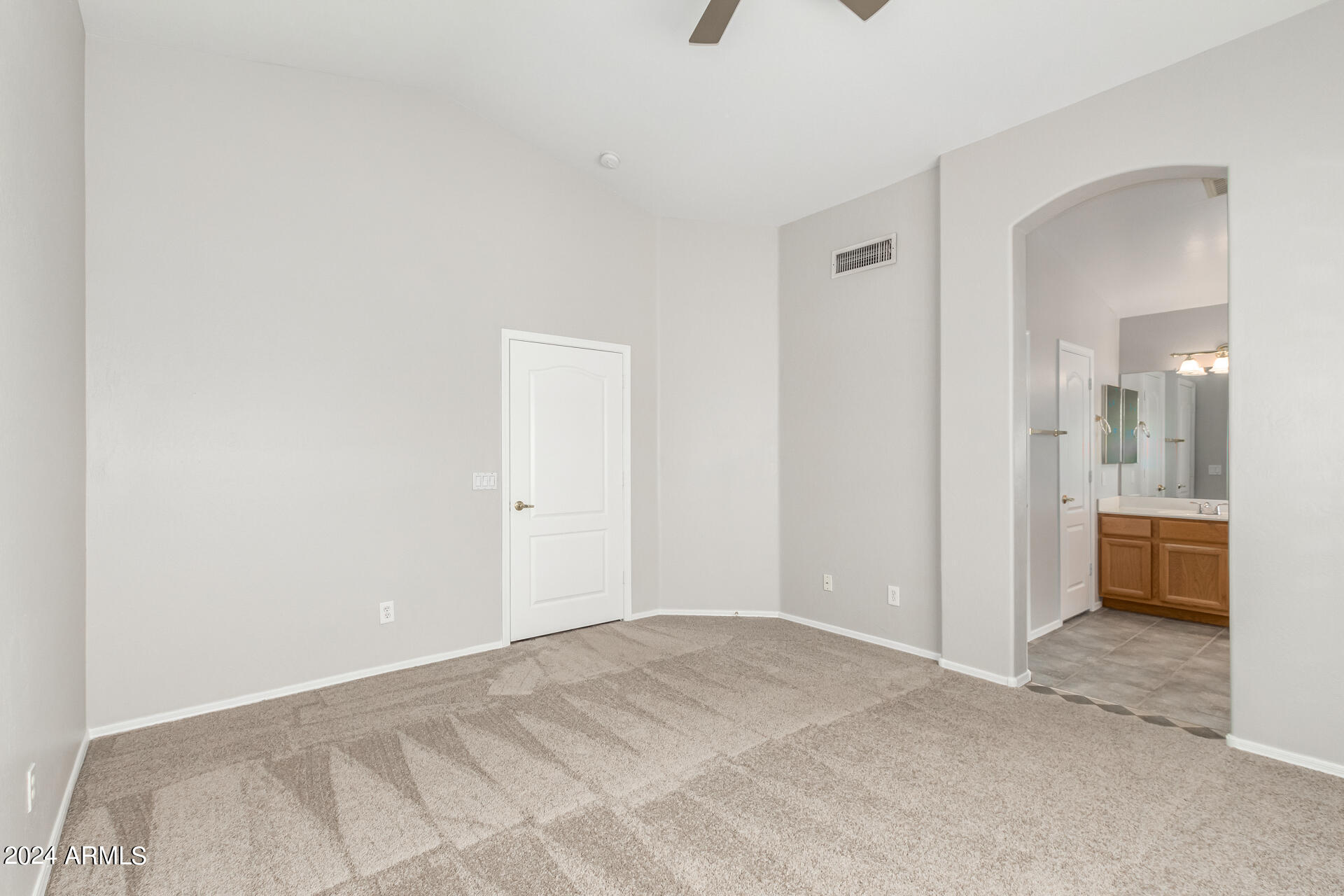 913 E BLACKHAWK Drive