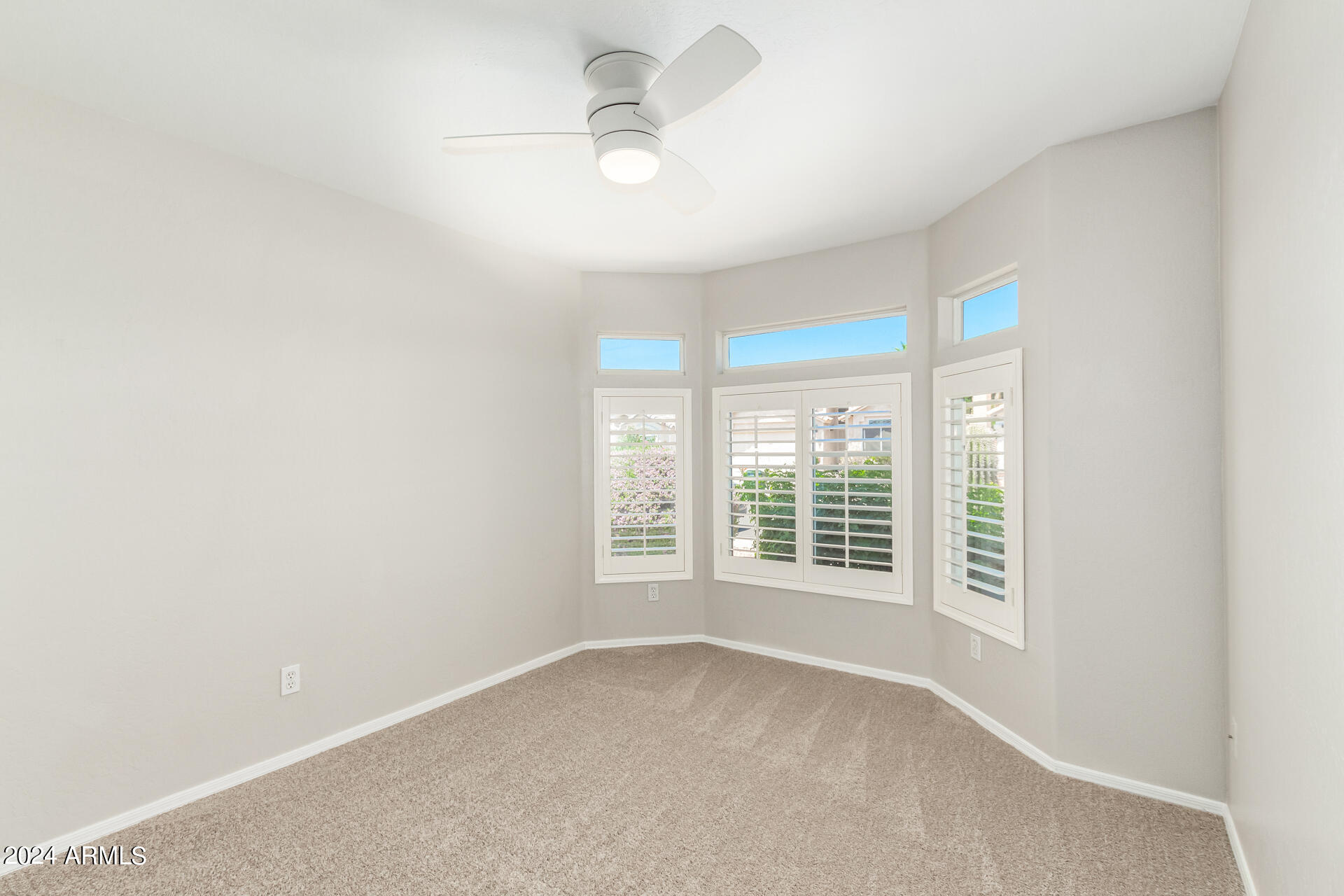 913 E BLACKHAWK Drive