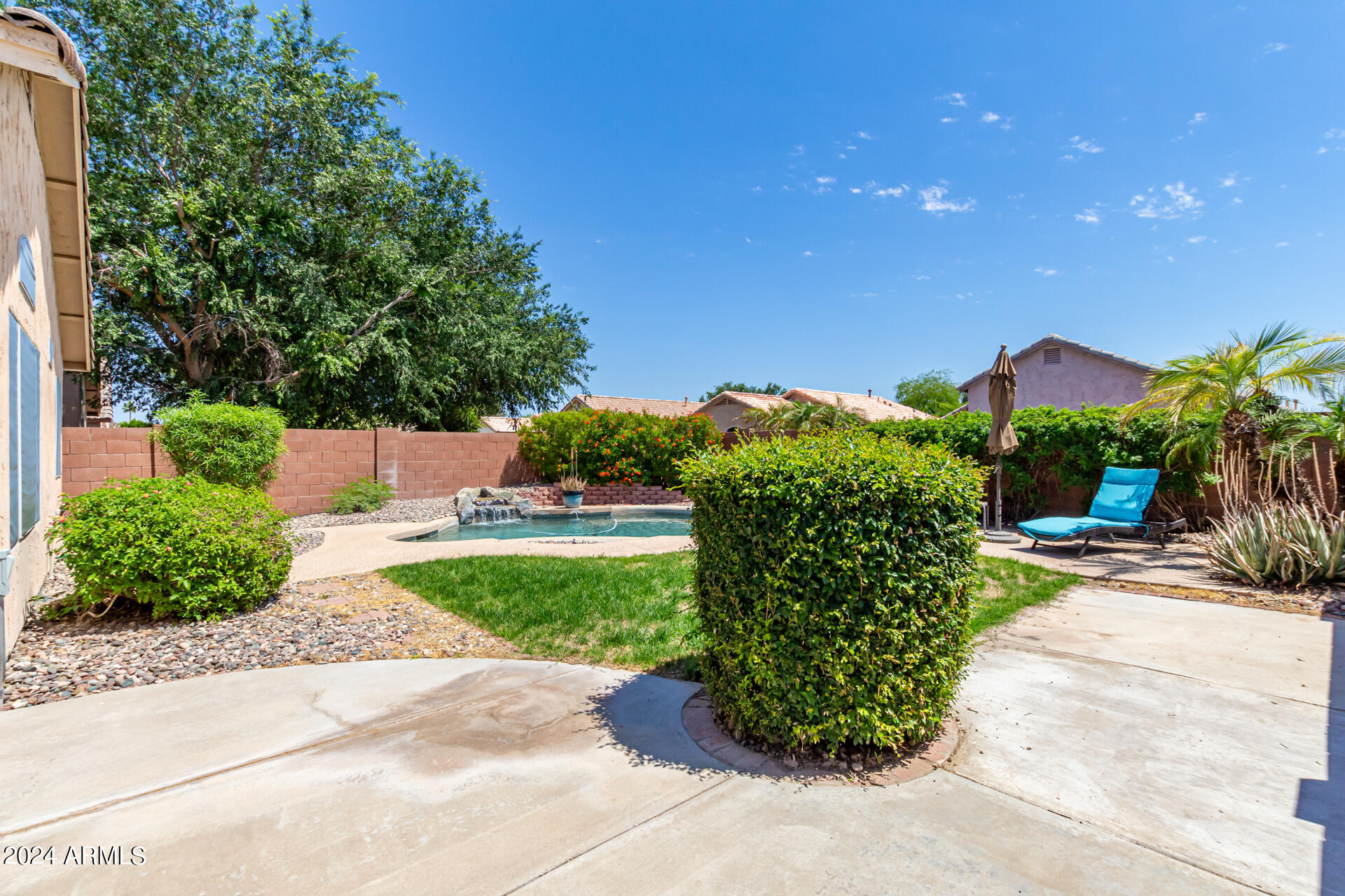 913 E BLACKHAWK Drive