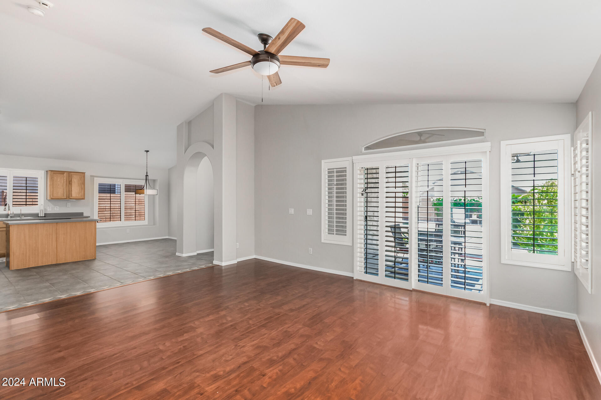 913 E BLACKHAWK Drive