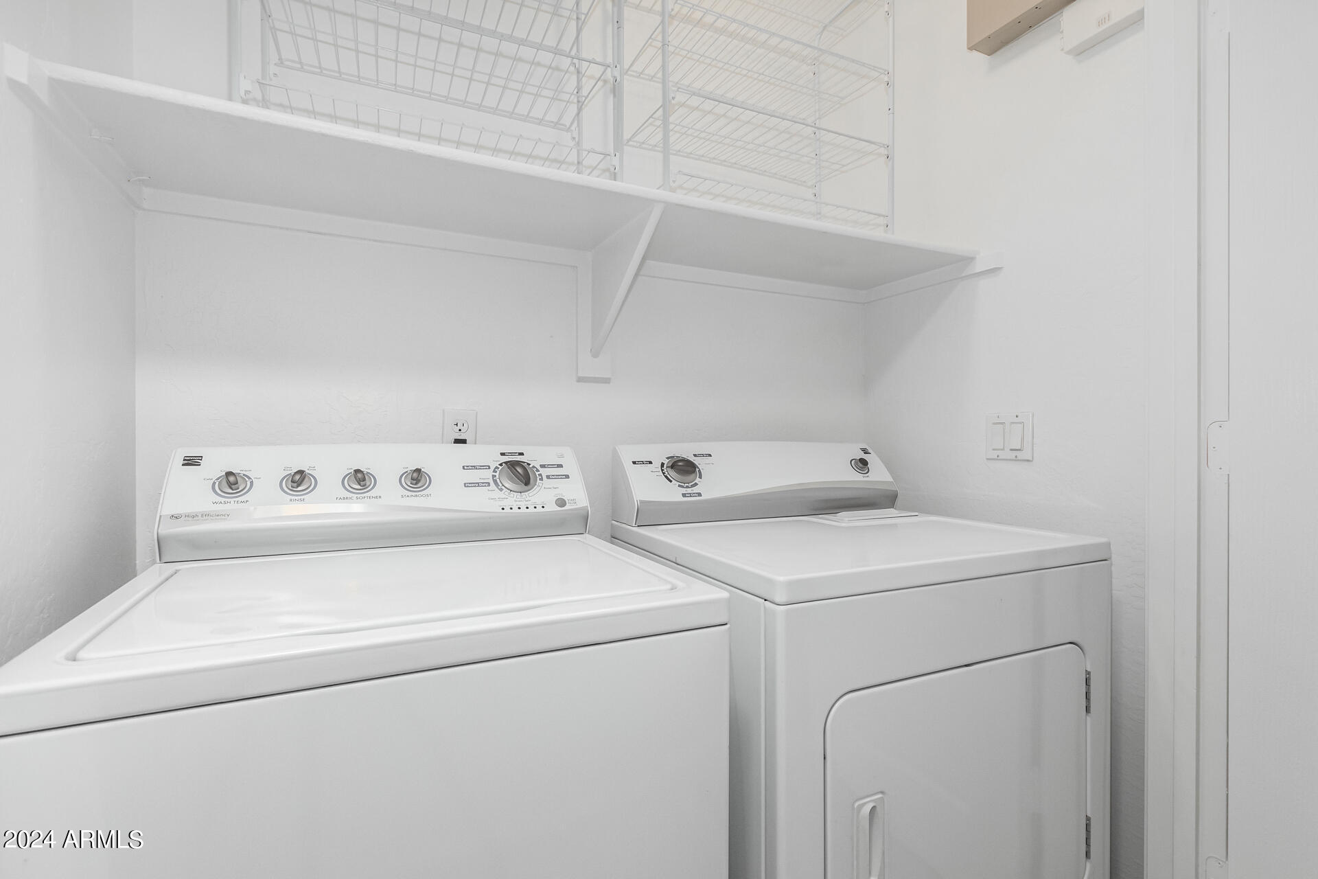 913 E BLACKHAWK Drive