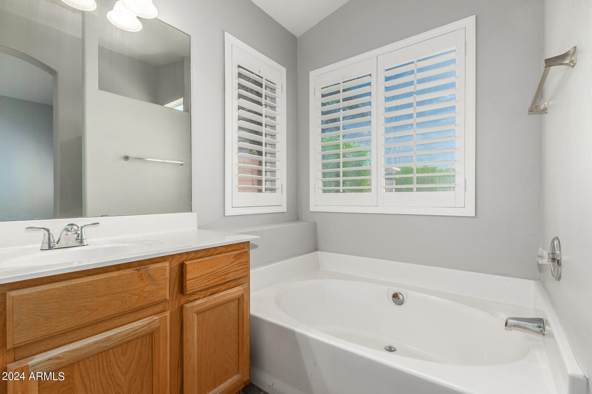 913 E BLACKHAWK Drive