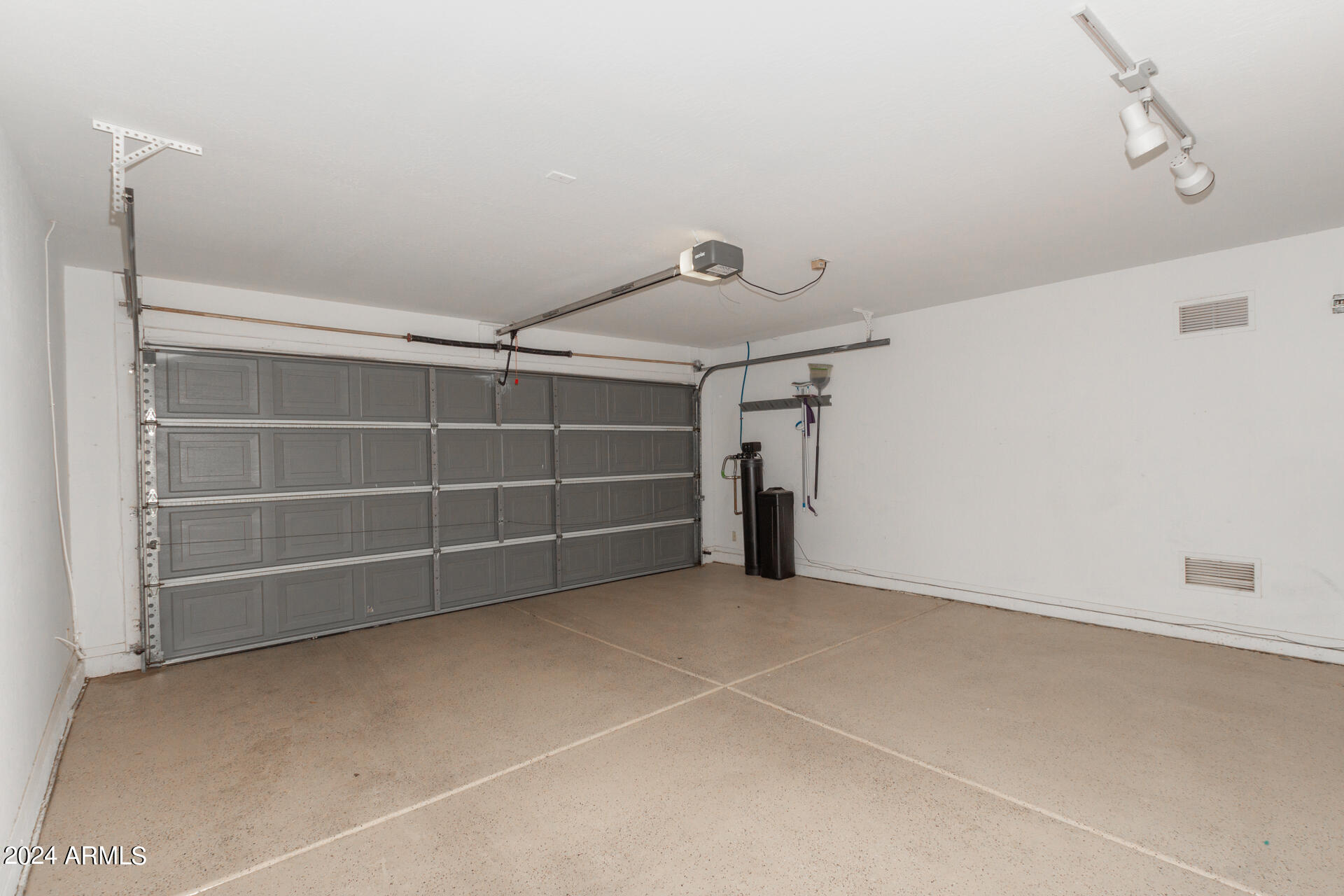 913 E BLACKHAWK Drive