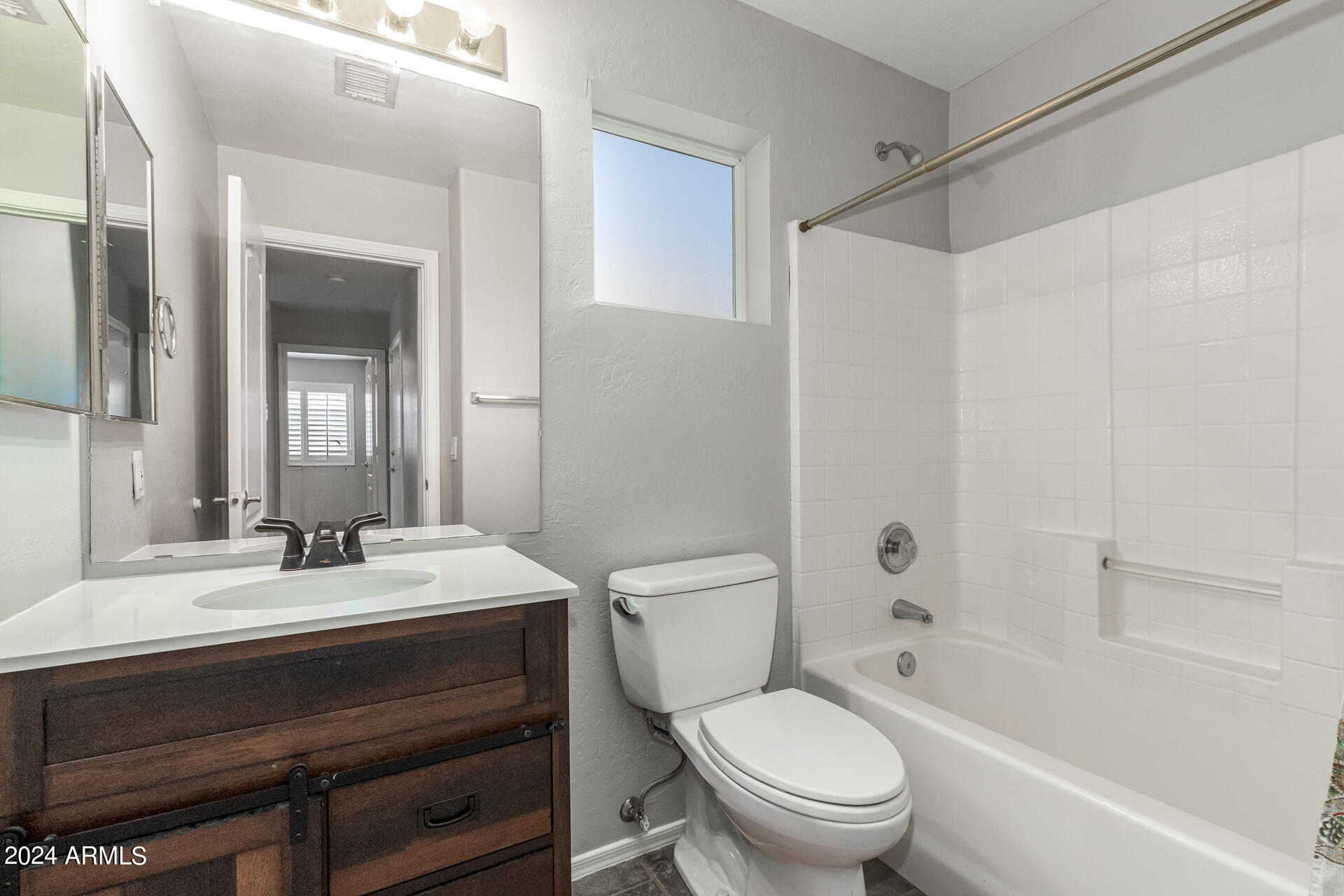 913 E BLACKHAWK Drive