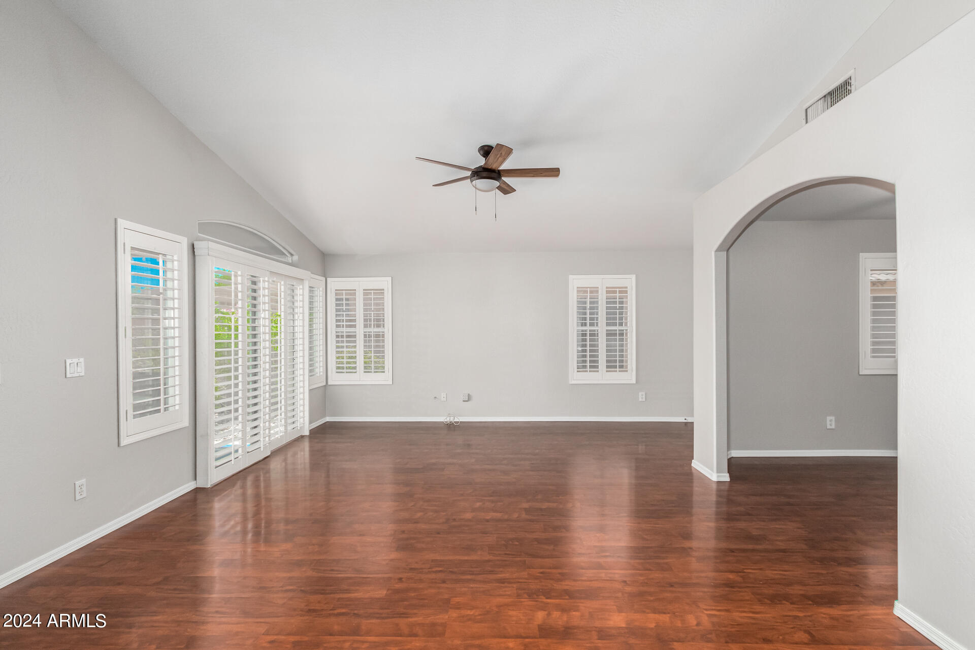 913 E BLACKHAWK Drive