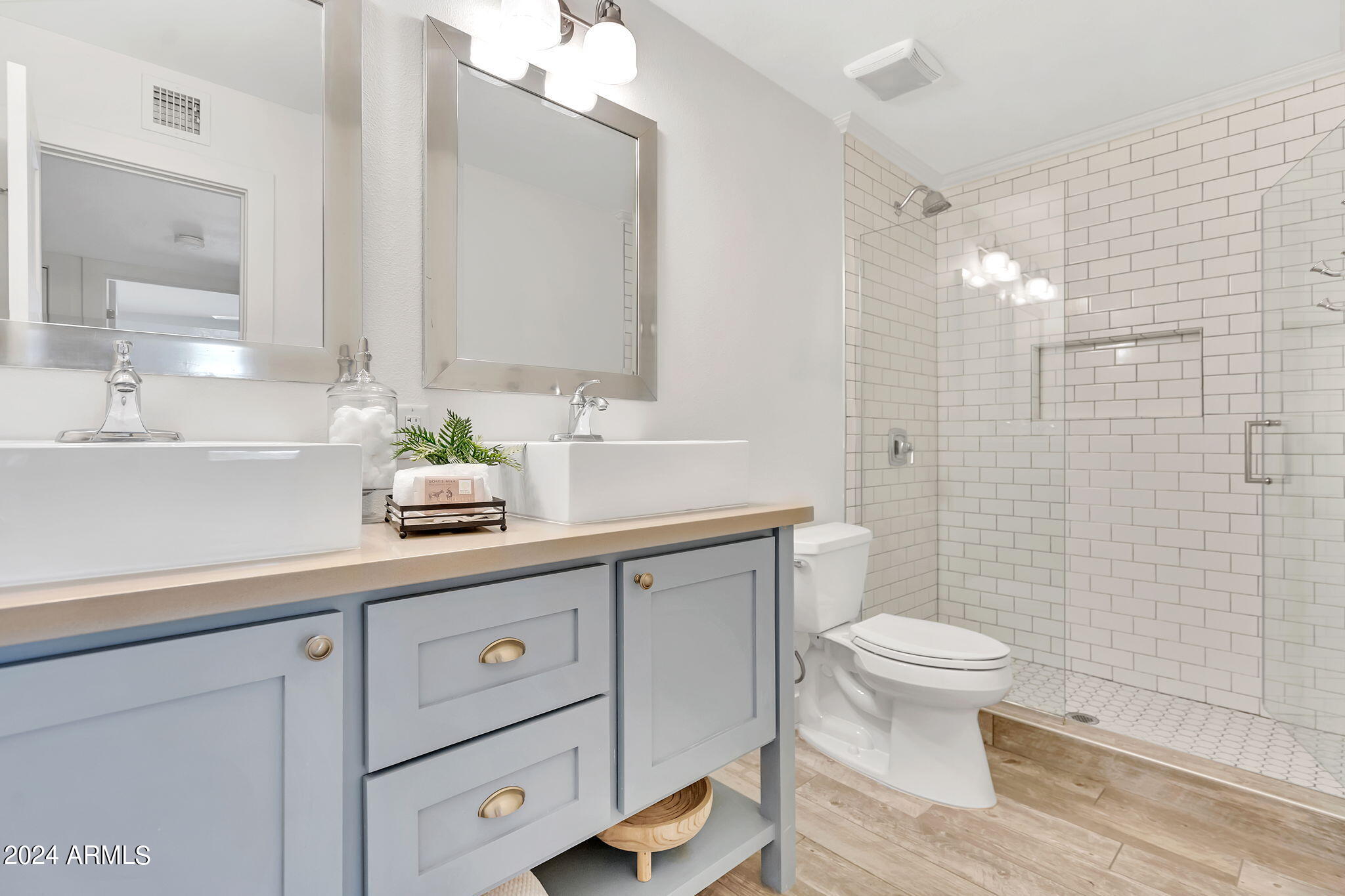 8450 E LINCOLN Drive