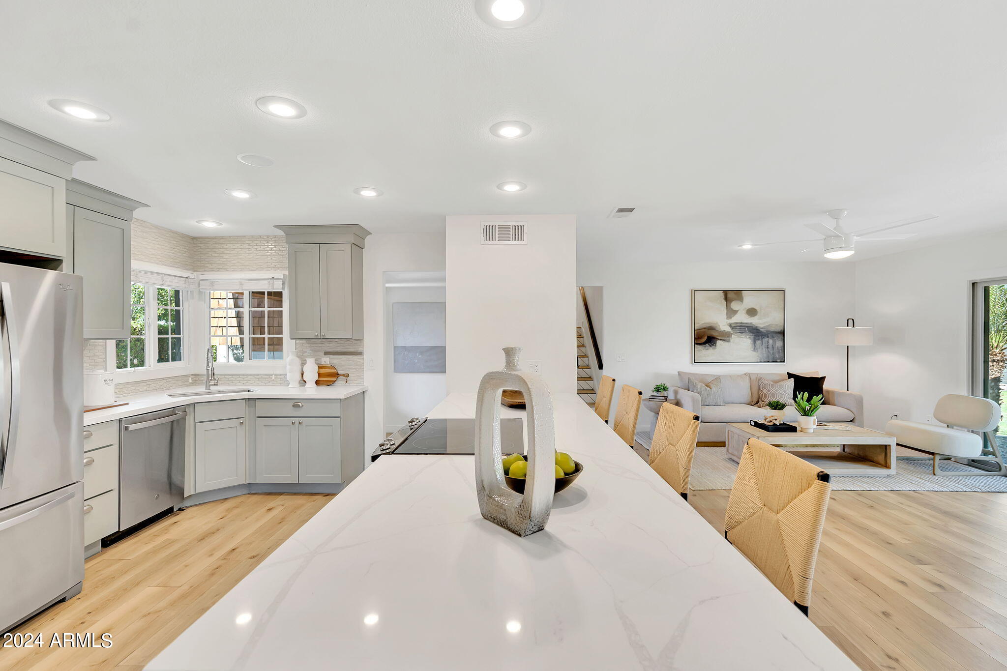 8450 E LINCOLN Drive