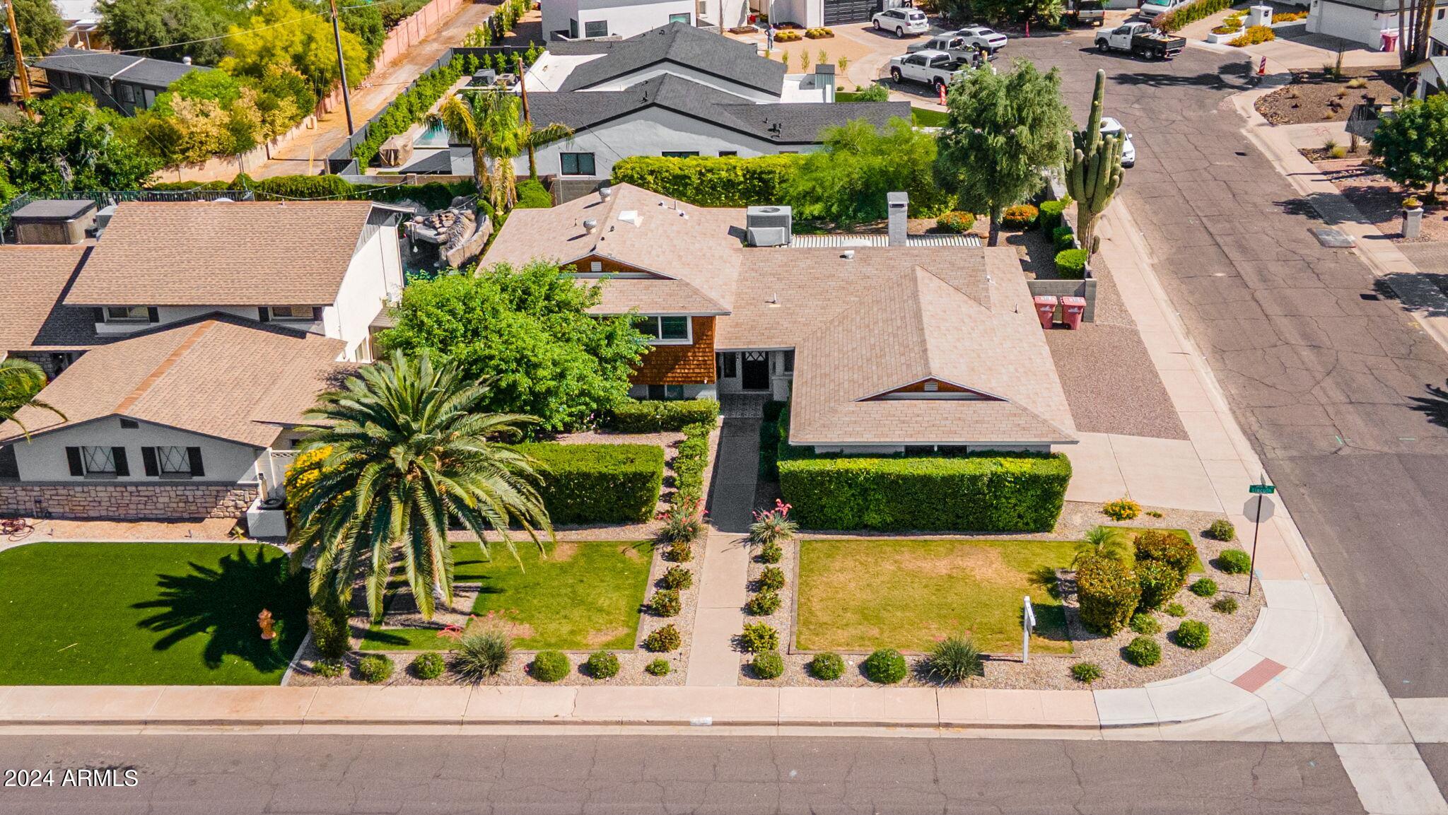 8450 E LINCOLN Drive