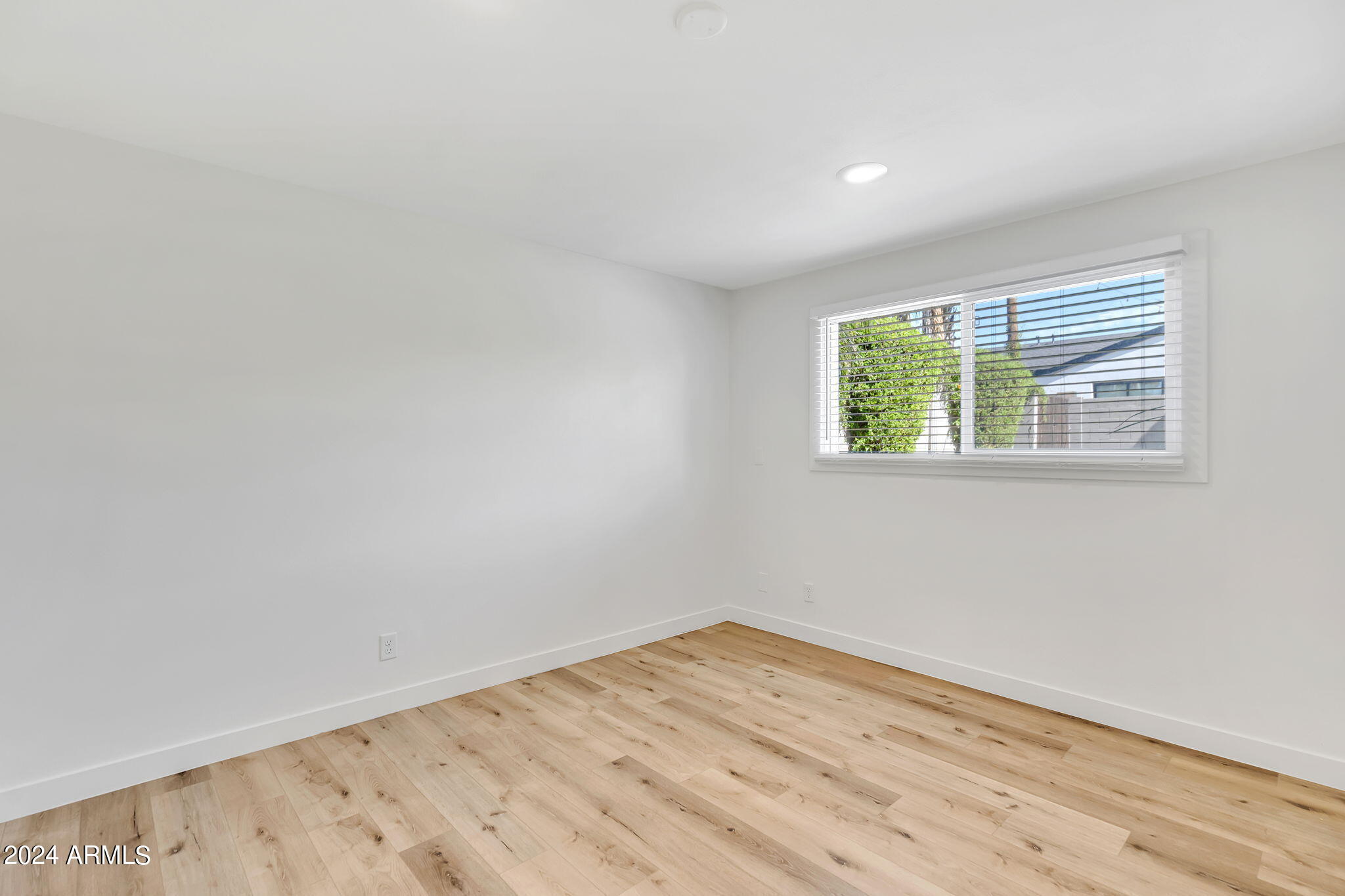 8450 E LINCOLN Drive