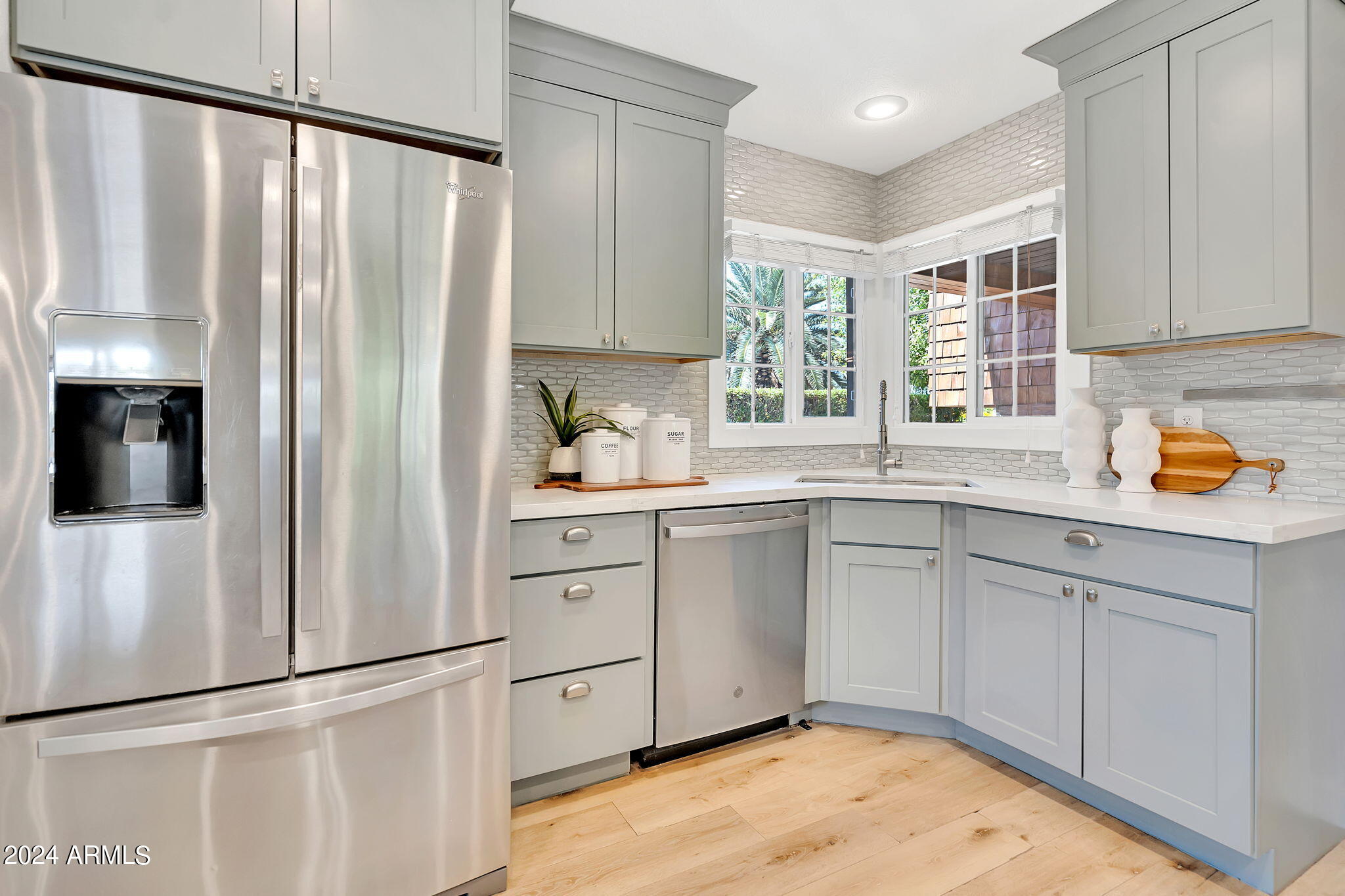 8450 E LINCOLN Drive