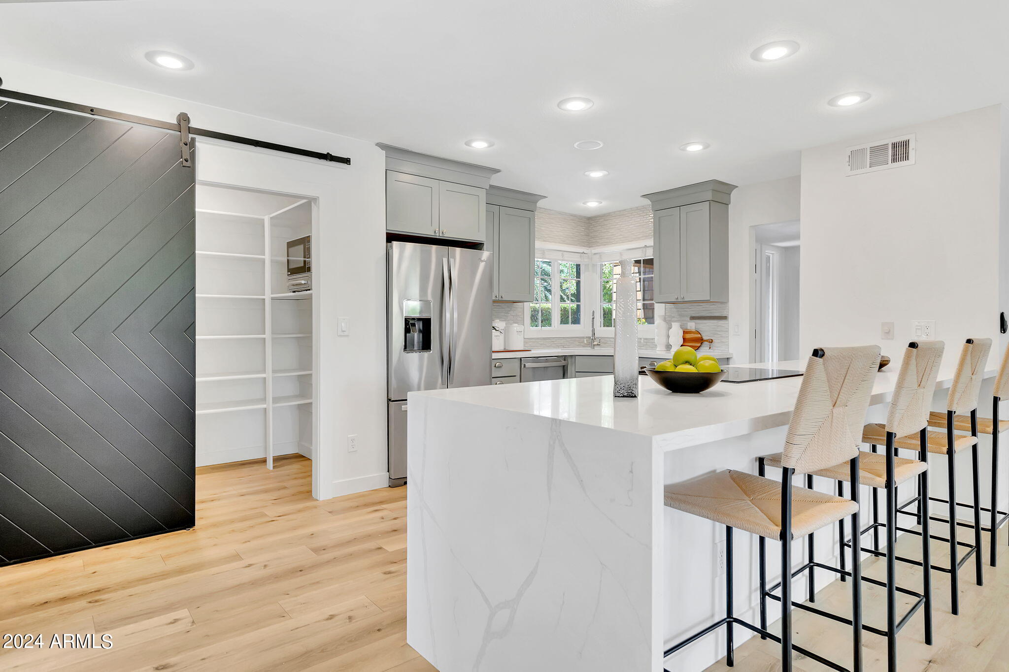 8450 E LINCOLN Drive