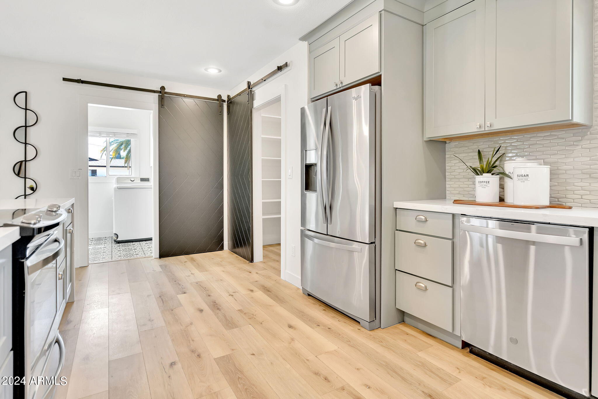 8450 E LINCOLN Drive