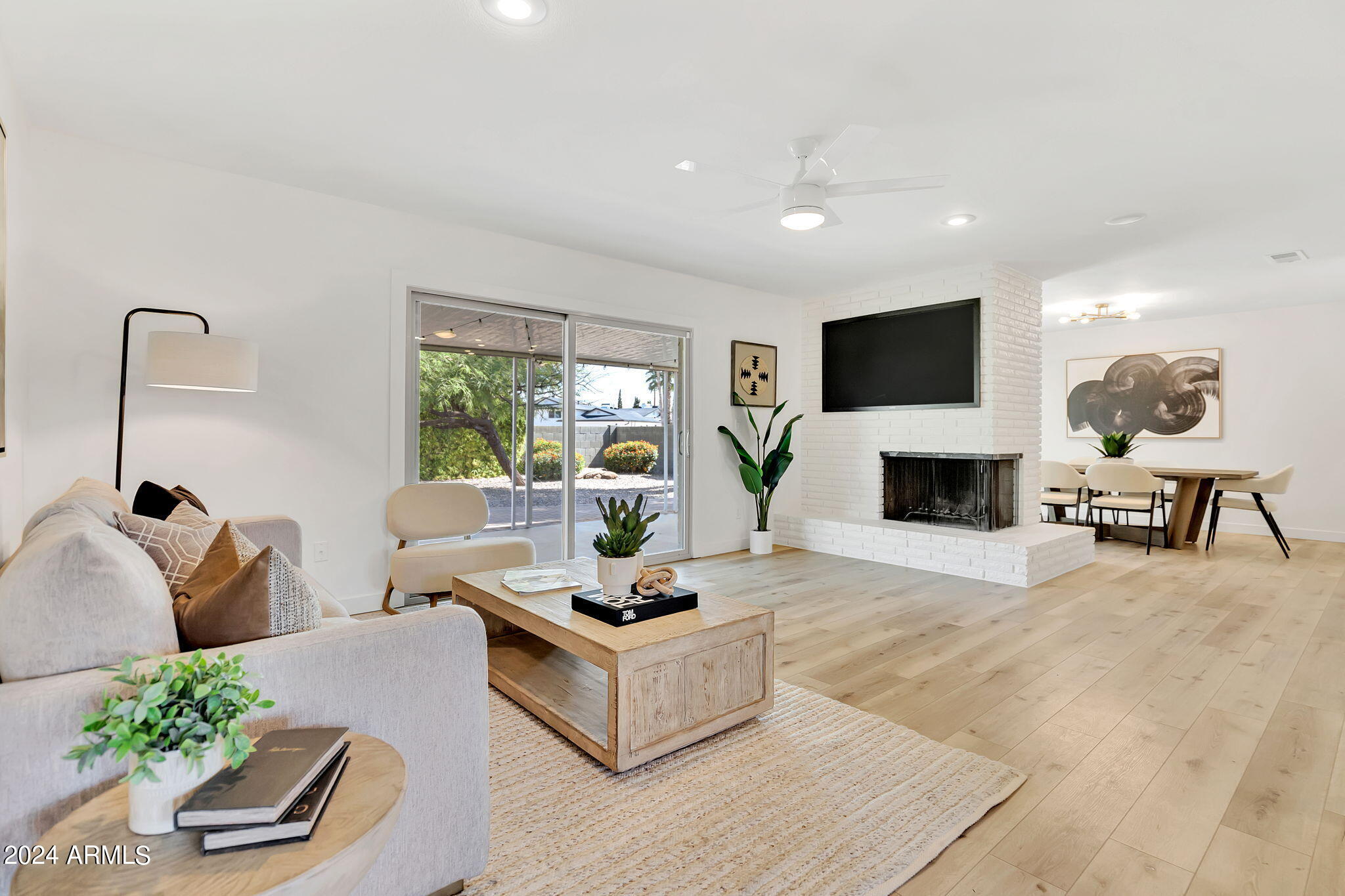 8450 E LINCOLN Drive