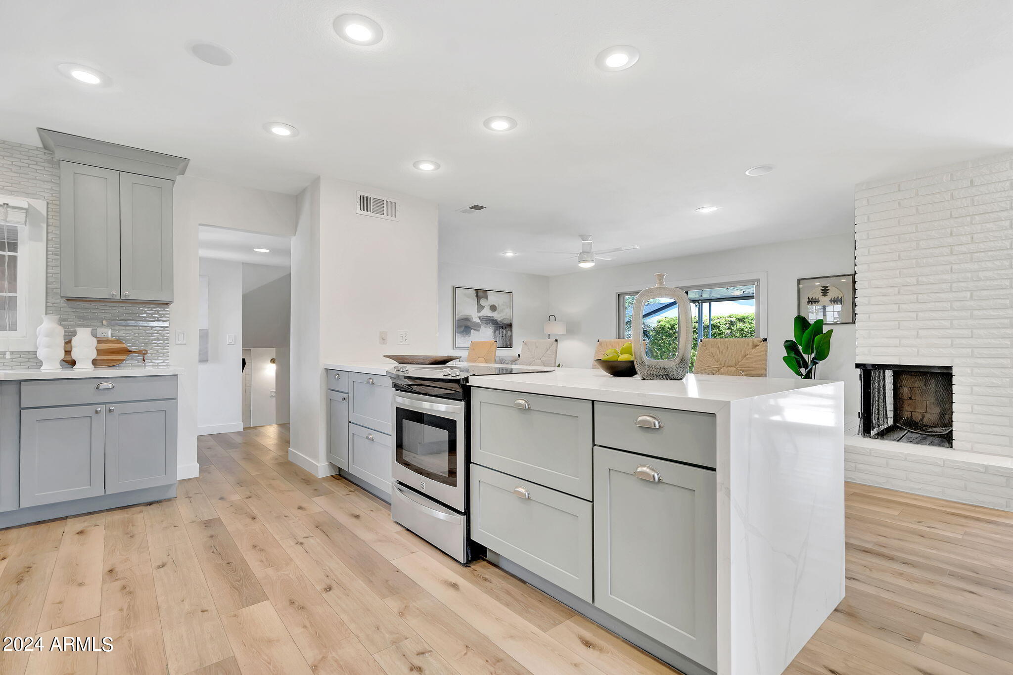 8450 E LINCOLN Drive