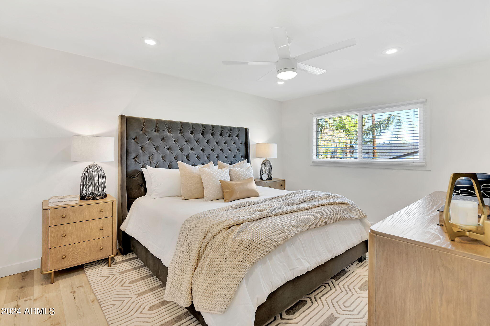 8450 E LINCOLN Drive