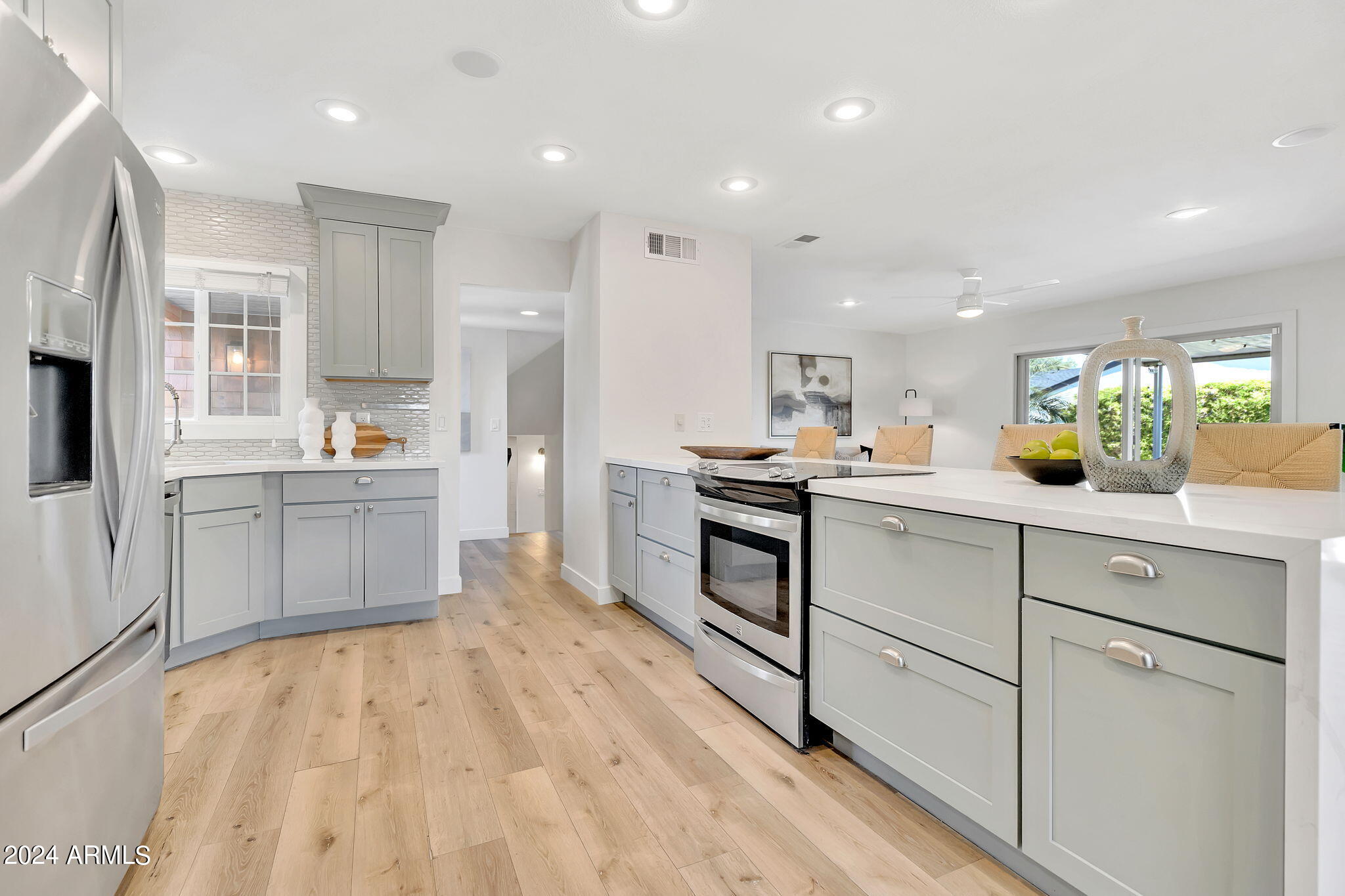 8450 E LINCOLN Drive