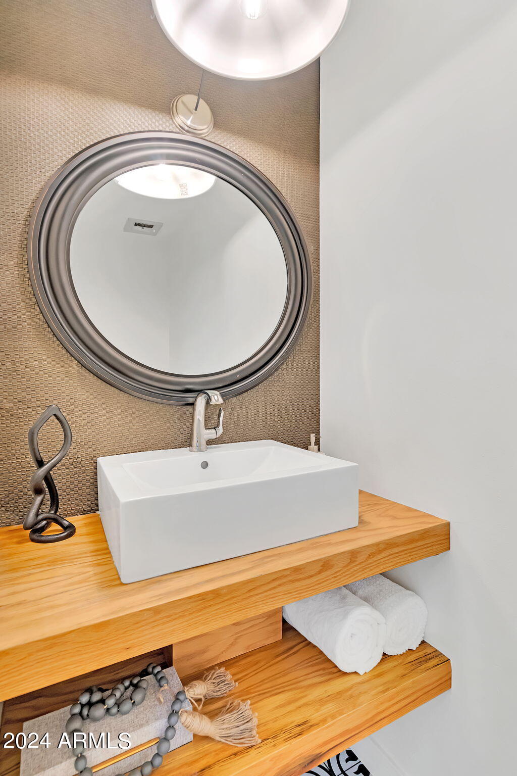 8450 E LINCOLN Drive